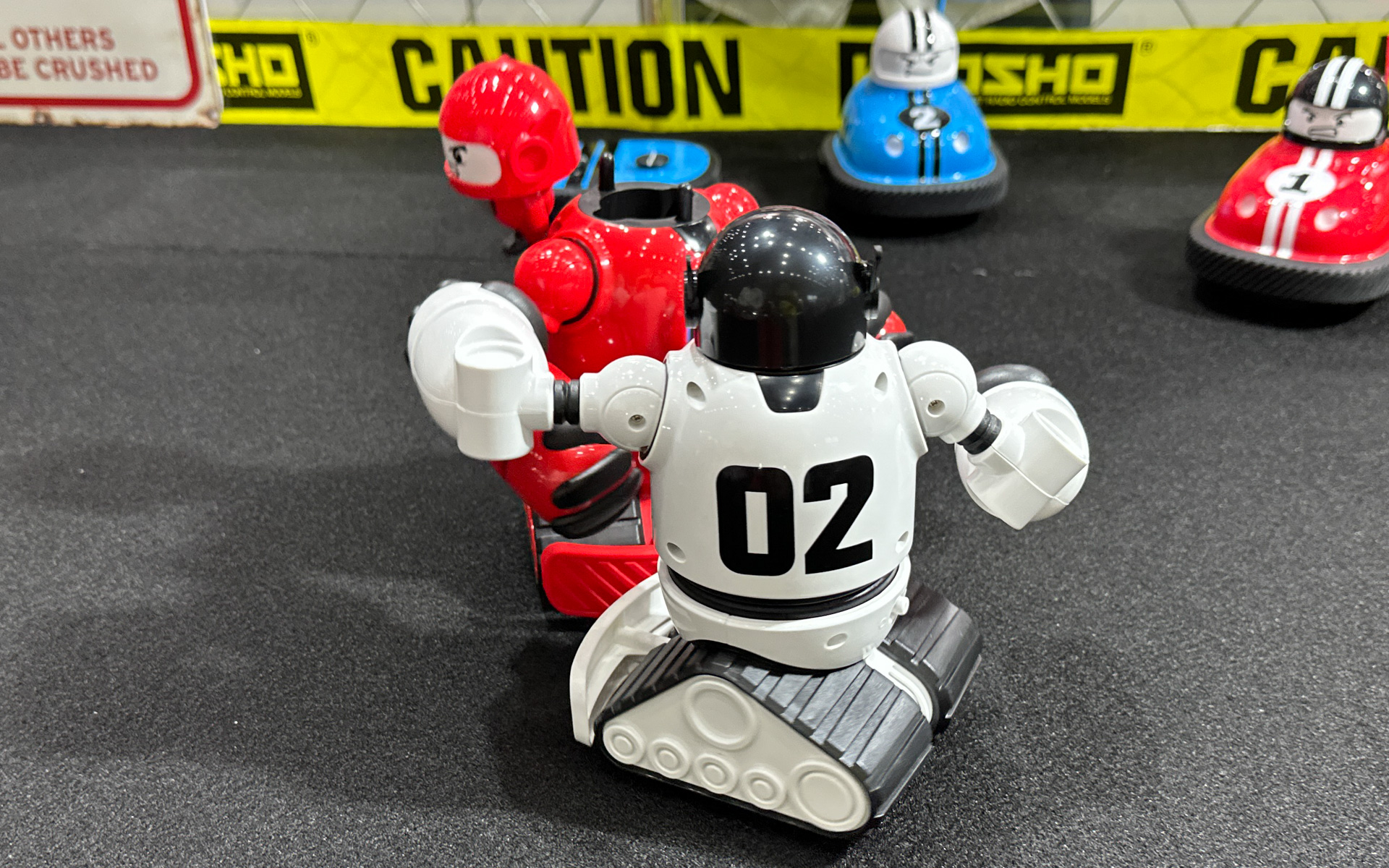 パンチマシンで相手パイロットをすっ飛ばす「ボコパンチ」（SHARPER IMAGE）