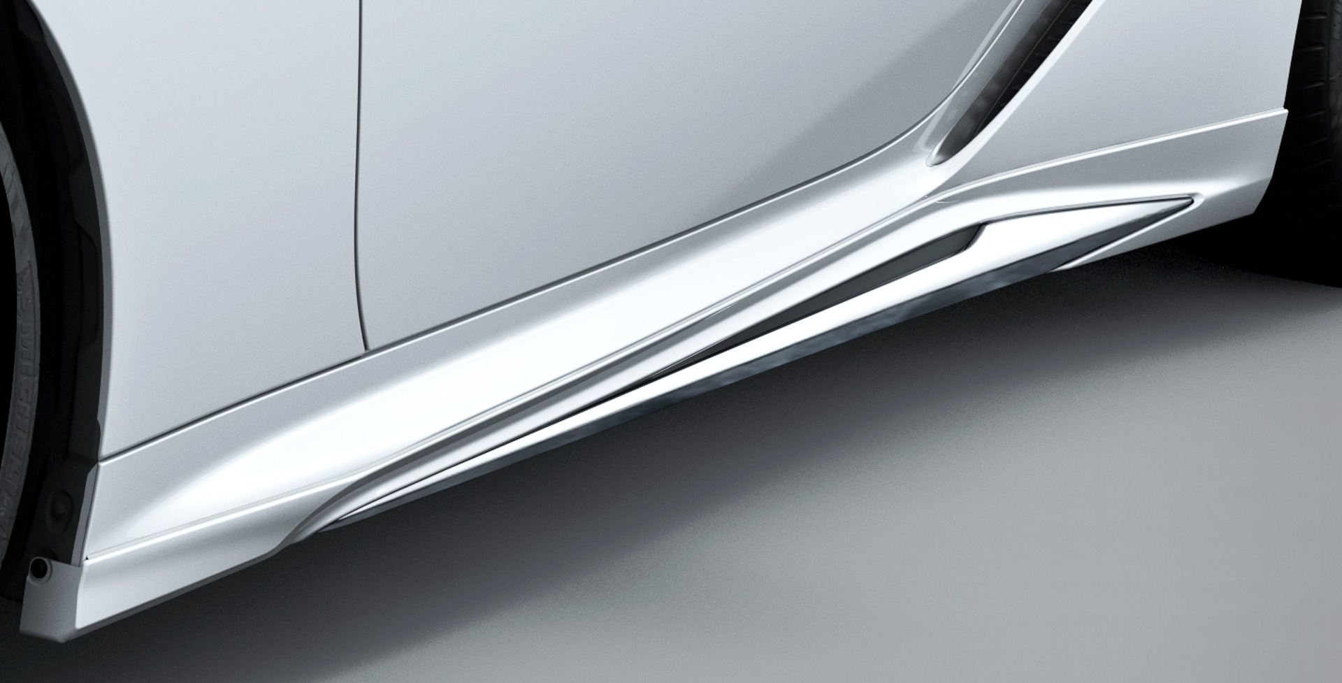 サイドスカート。価格は素地が15万4000円、塗装済が16万5000円