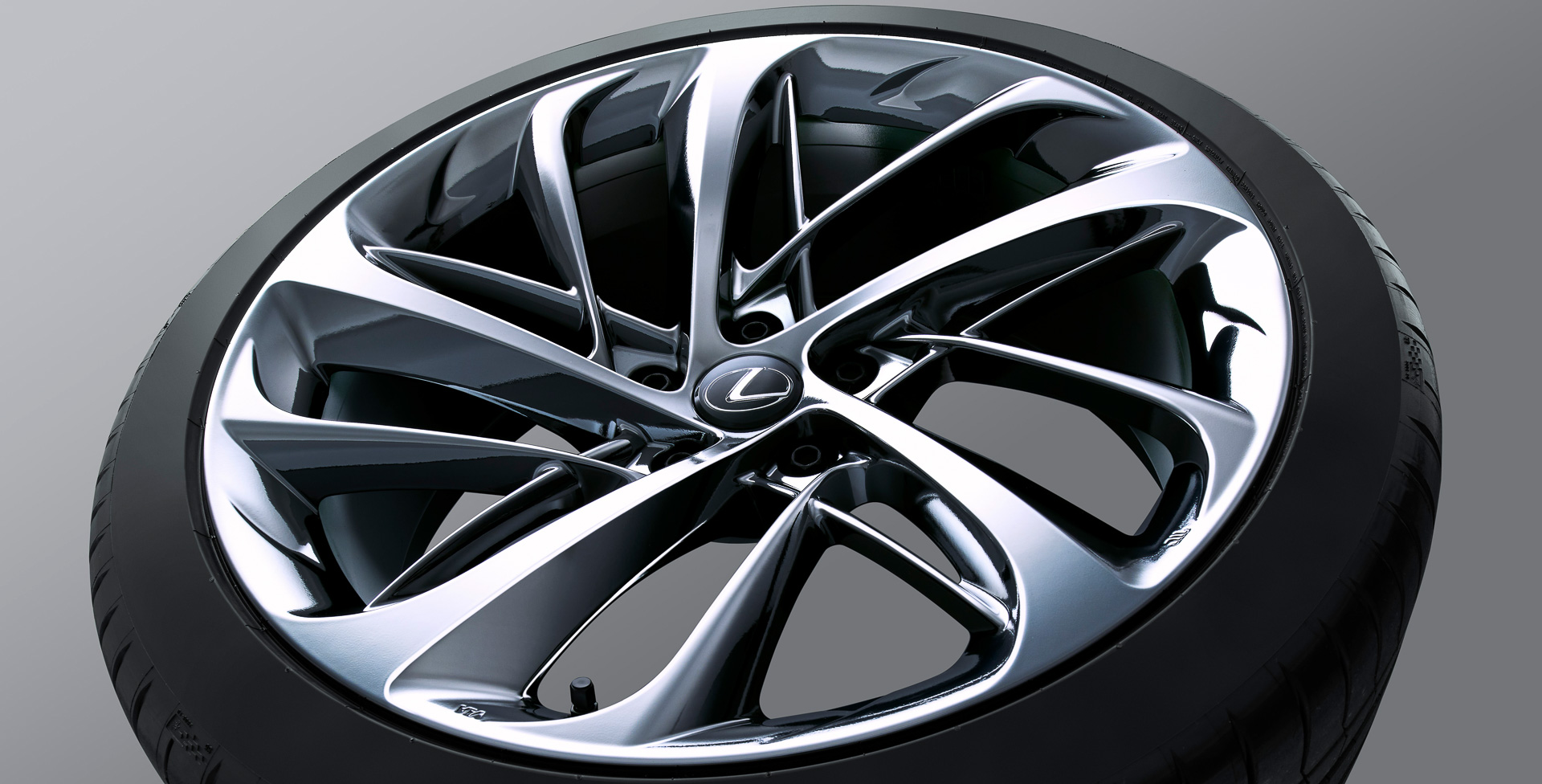 ダイナミックに躍動するスポークデザインが特徴的な大型鍛造ホイール。価格は121万円（4本セット）