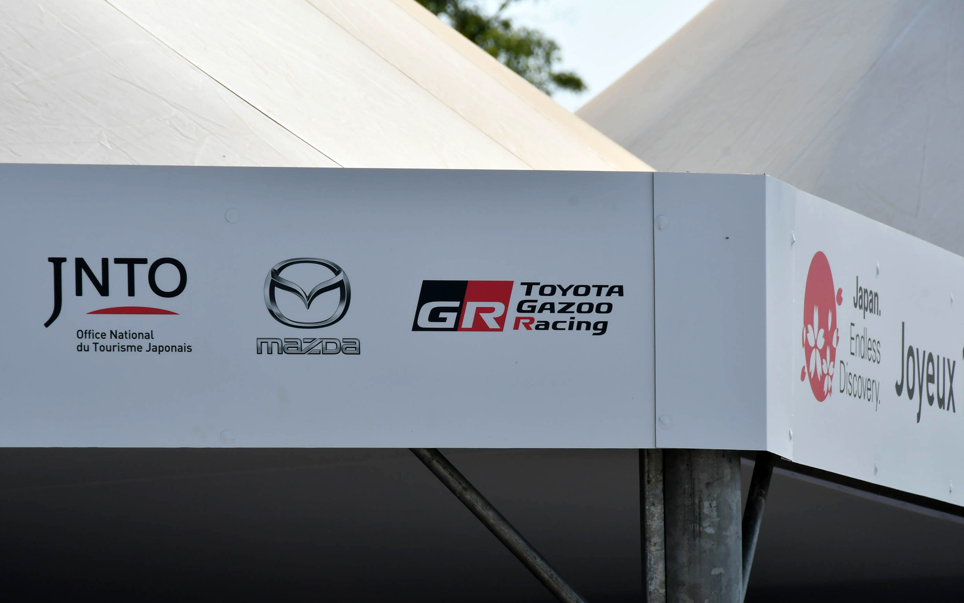 JNTO、マツダ、TOYOTA GAZOO Racingのロゴが並ぶ