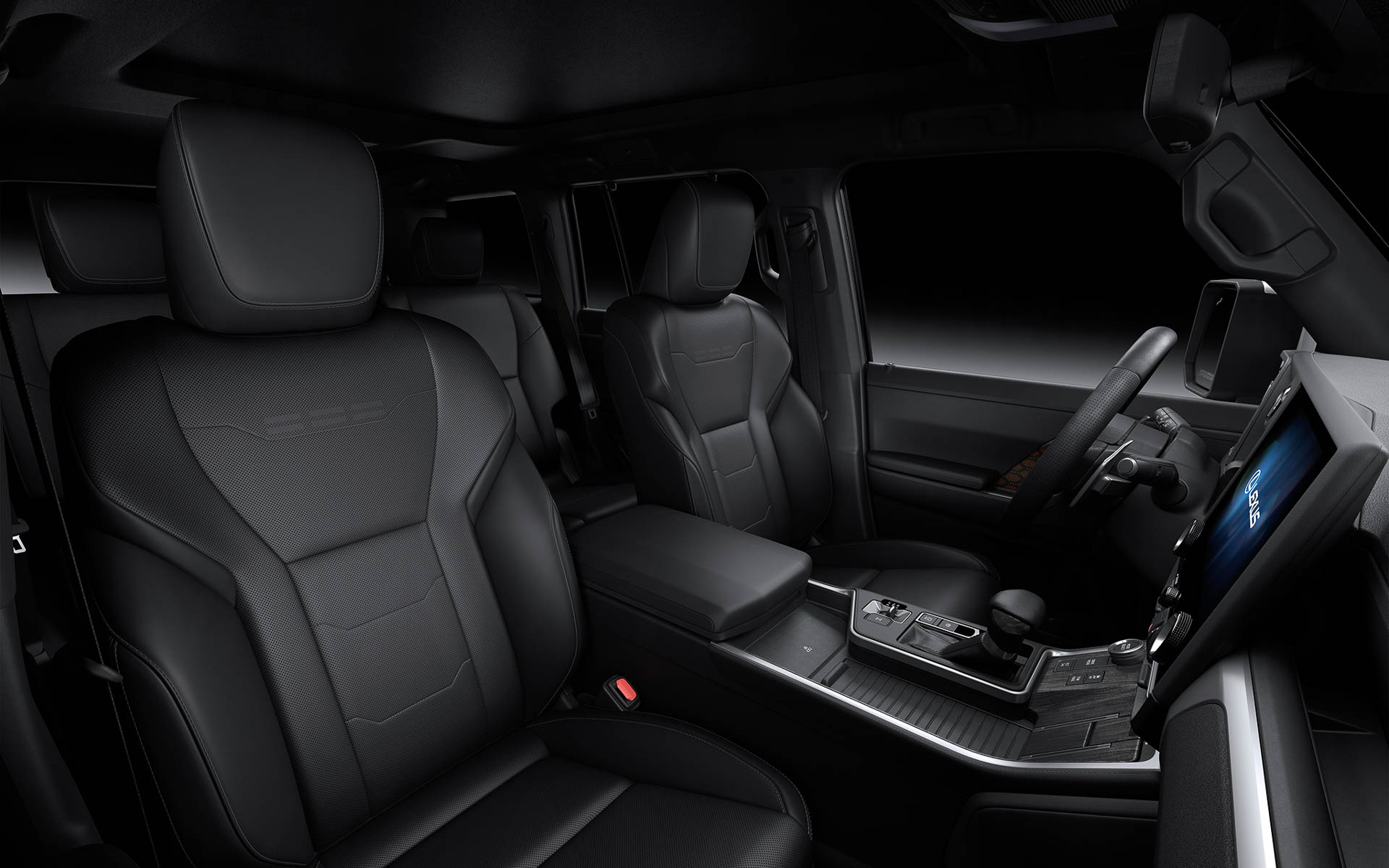 2列目シートはキャプテンシートもしくはベンチシートのいずれかを選択可能。3列目シートも設定しており、2列目・3列目シートは十分な前後カップルディスタンスを確保し、実用性を向上している。さらに、3列目シートは左右独立操作が可能な電動折りたたみ機構をオプション装備し、荷室容量を拡大しつつ使用シーンに合わせたシートアレンジを実現した