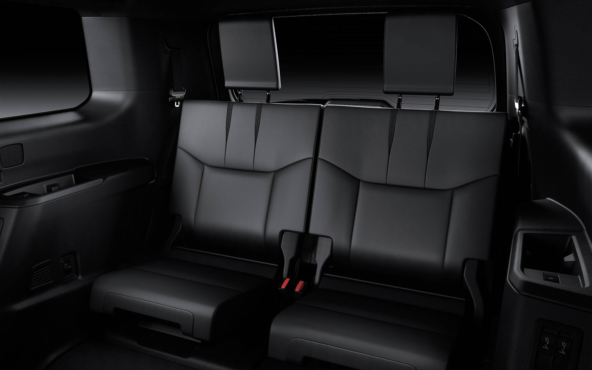 2列目シートはキャプテンシートもしくはベンチシートのいずれかを選択可能。3列目シートも設定しており、2列目・3列目シートは十分な前後カップルディスタンスを確保し、実用性を向上している。さらに、3列目シートは左右独立操作が可能な電動折りたたみ機構をオプション装備し、荷室容量を拡大しつつ使用シーンに合わせたシートアレンジを実現した