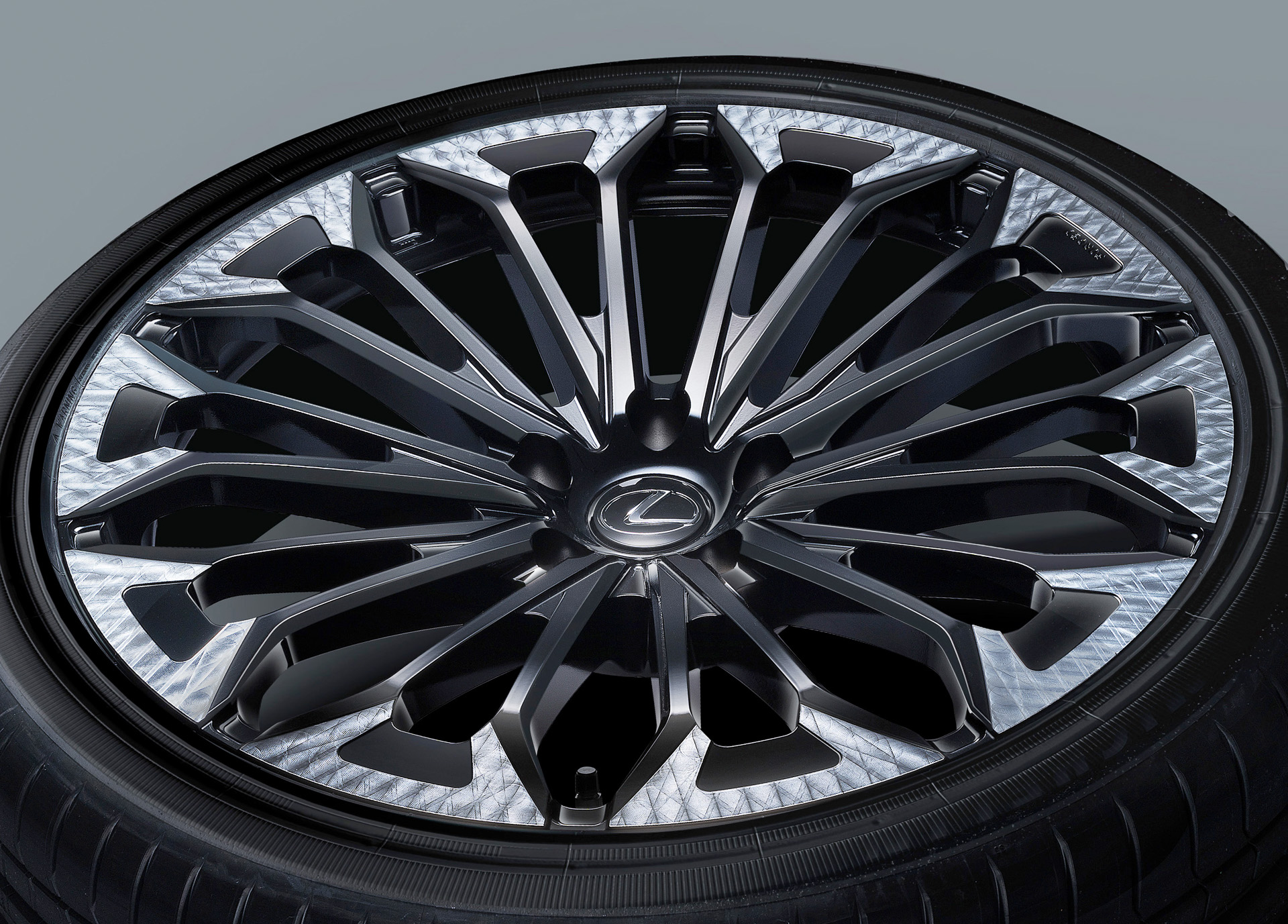 新たに設定された「21インチ鍛造アルミホイール＆タイヤセット（ブラック×プリズムカット）」。　サイズは、フロントが21インチ×8.5J インセット25、リアが21インチ×9.5J インセット25で、1本あたりの重量はフロントが15.6kg、リアが17.4kgで価格は110万円（4本セット）