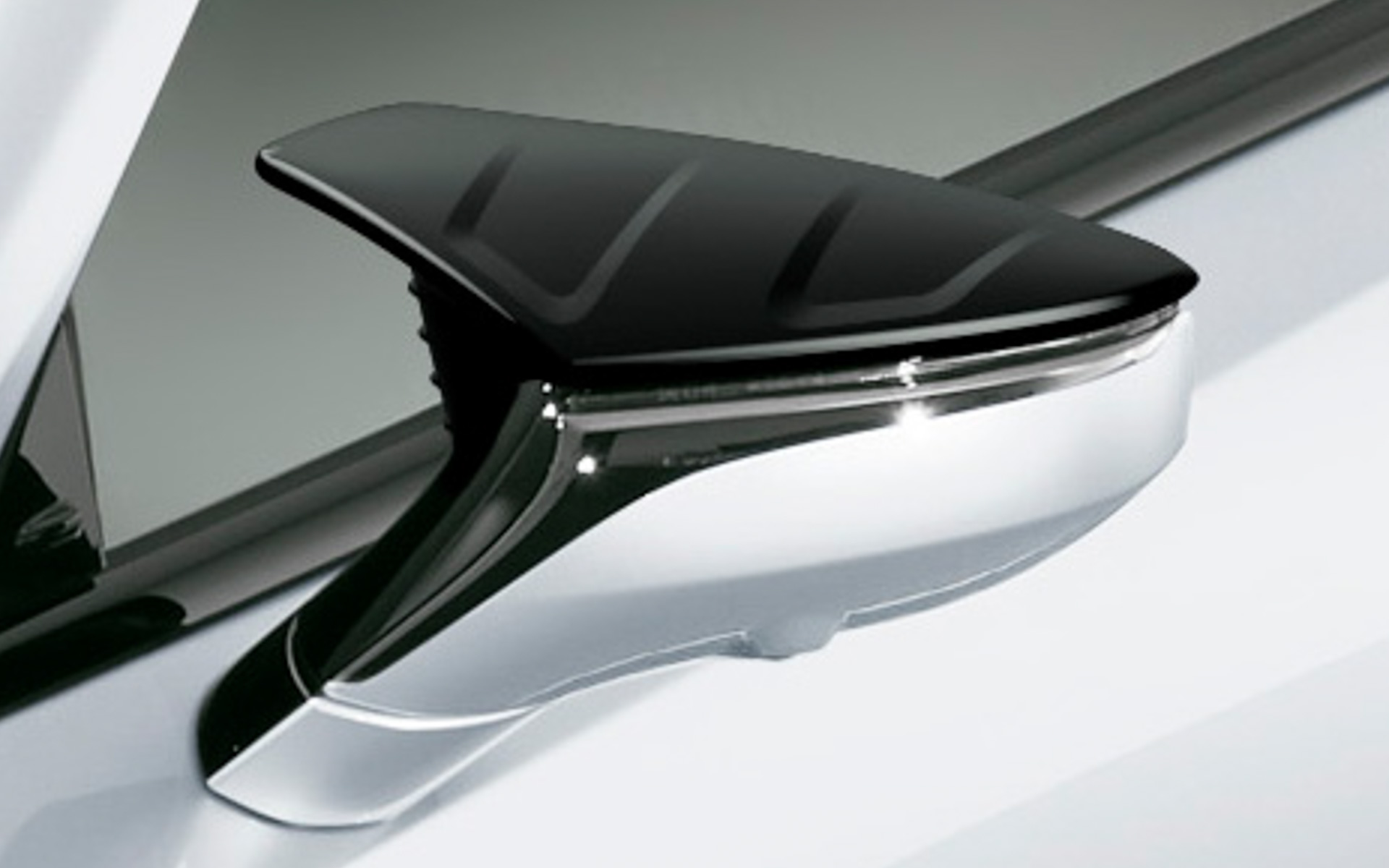 走行時の風切り音の低減と明快な運動性能の向上をもたらすエアロダイナミクスミラーカバー。価格は6万1600円