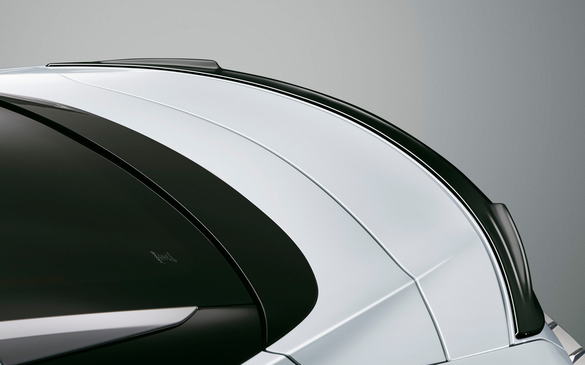 樹脂製のリアスポイラー。コンバーチブルは装着不可。価格は素地9万2400円、塗装済9万9000円