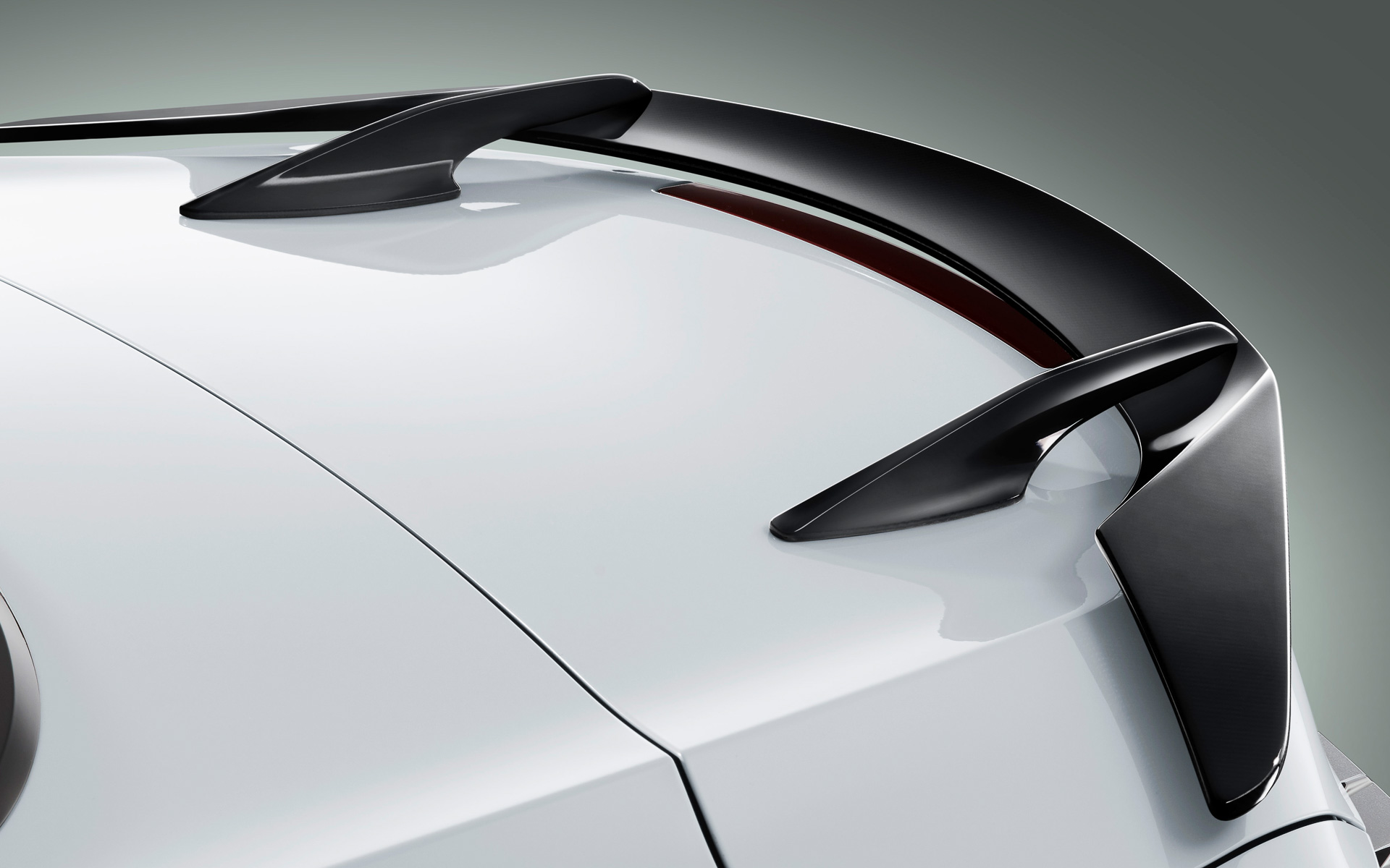 コンバーチブル専用リアウイング。リアルカーボン製で価格は49万5000円