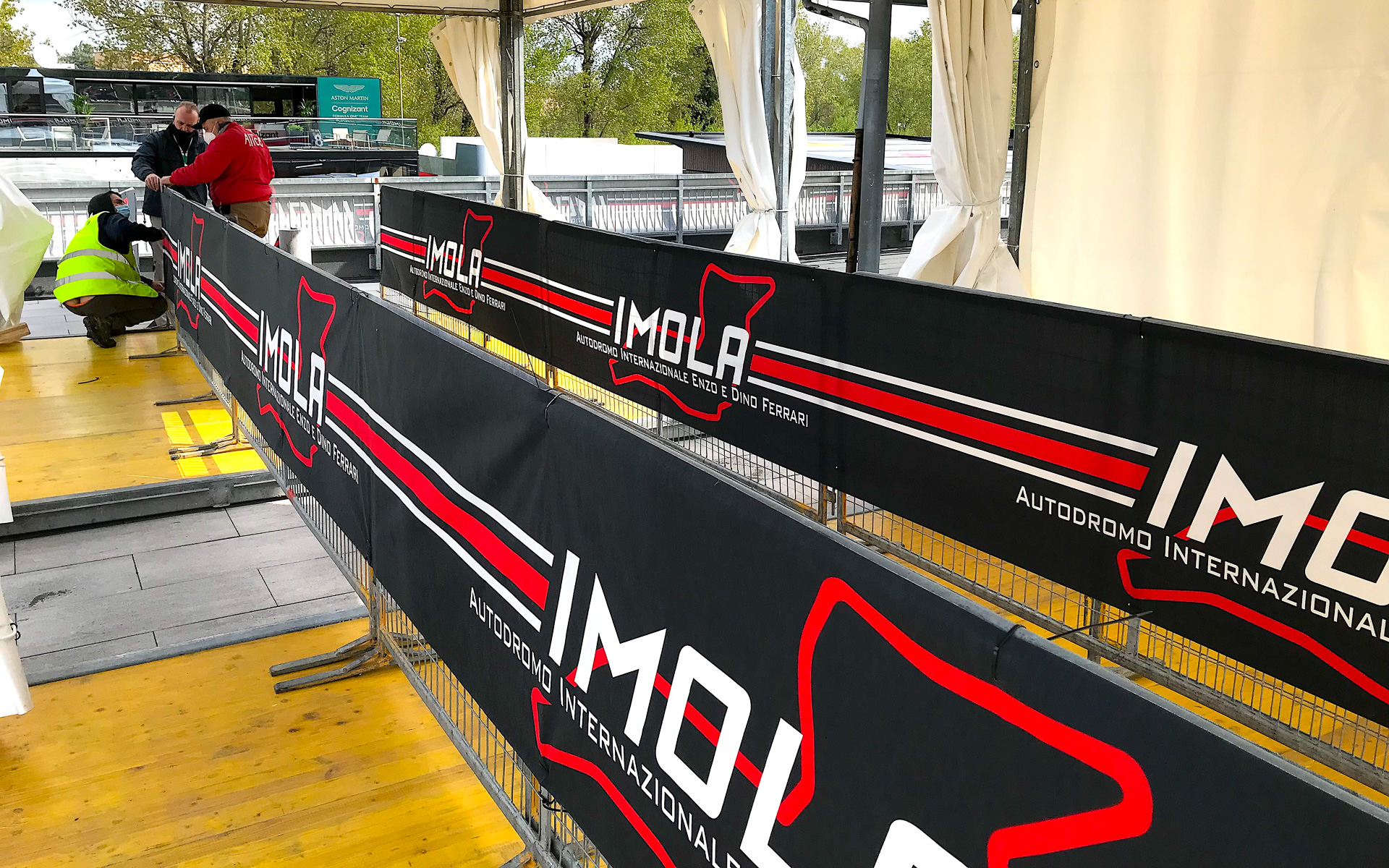 F1関係者との適切な距離を確保しながら取材を行なうため、フェンスで囲われた通称「ミックスゾーン」がこちら