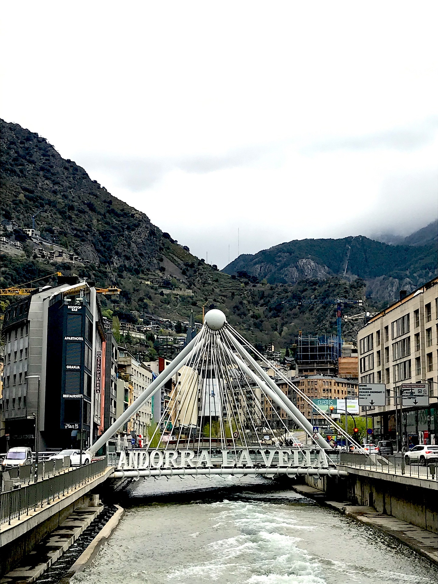 アンドラの中心を流れる川にかかる橋