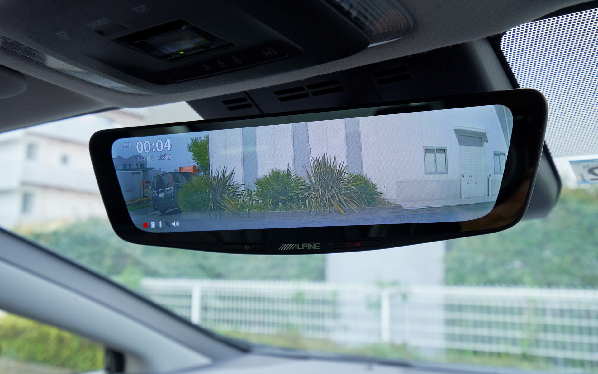 10型ドライブレコーダー搭載デジタルミラー（DVR-DM1000A-IC）装着イメージ