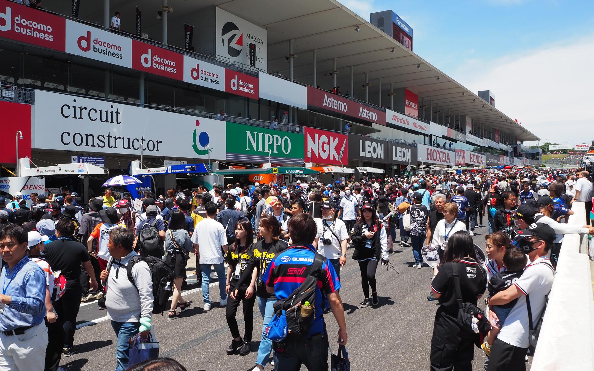 ピットロードには多くの来場客が