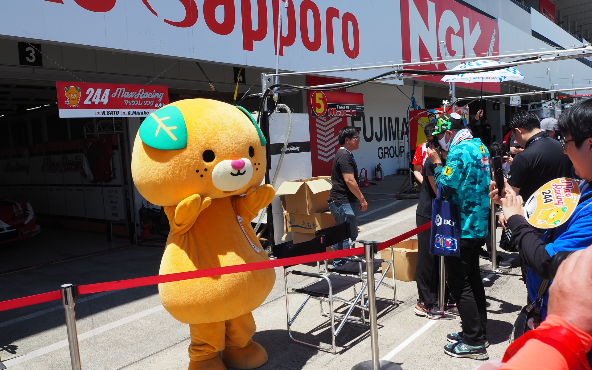 GT300クラスの244号車 HACHI-ICHI GR Supra GTは、愛媛県の媛彦温泉がスポンサーについているつながりで、愛媛のゆるキャラ「みきゃん」が登場