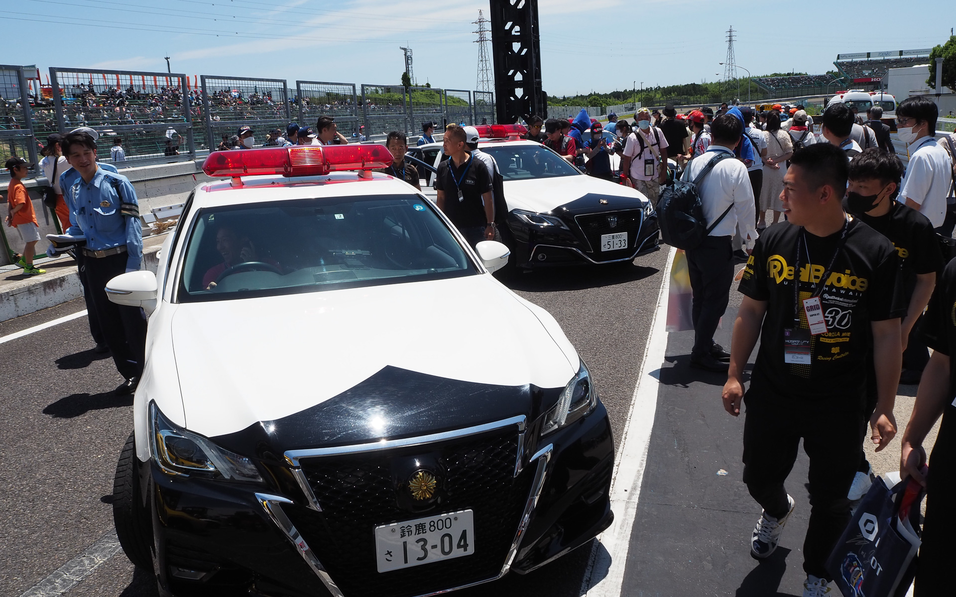 SUPER GT第3戦 鈴鹿のレース前のピットウォークのひとコマです。この日は三重県警のパトカーや白バイが、レース前にデモ走行をするので、車両が展示されていました。運転席や後部席など好きなところに乗って記念撮影ができるんです