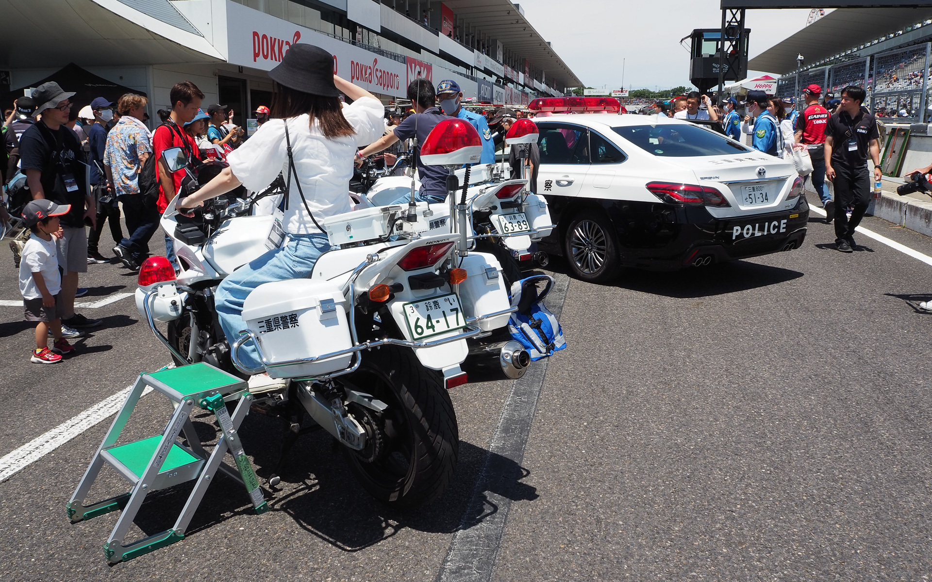 白バイには、またがりやすいようにステップまで用意されていました