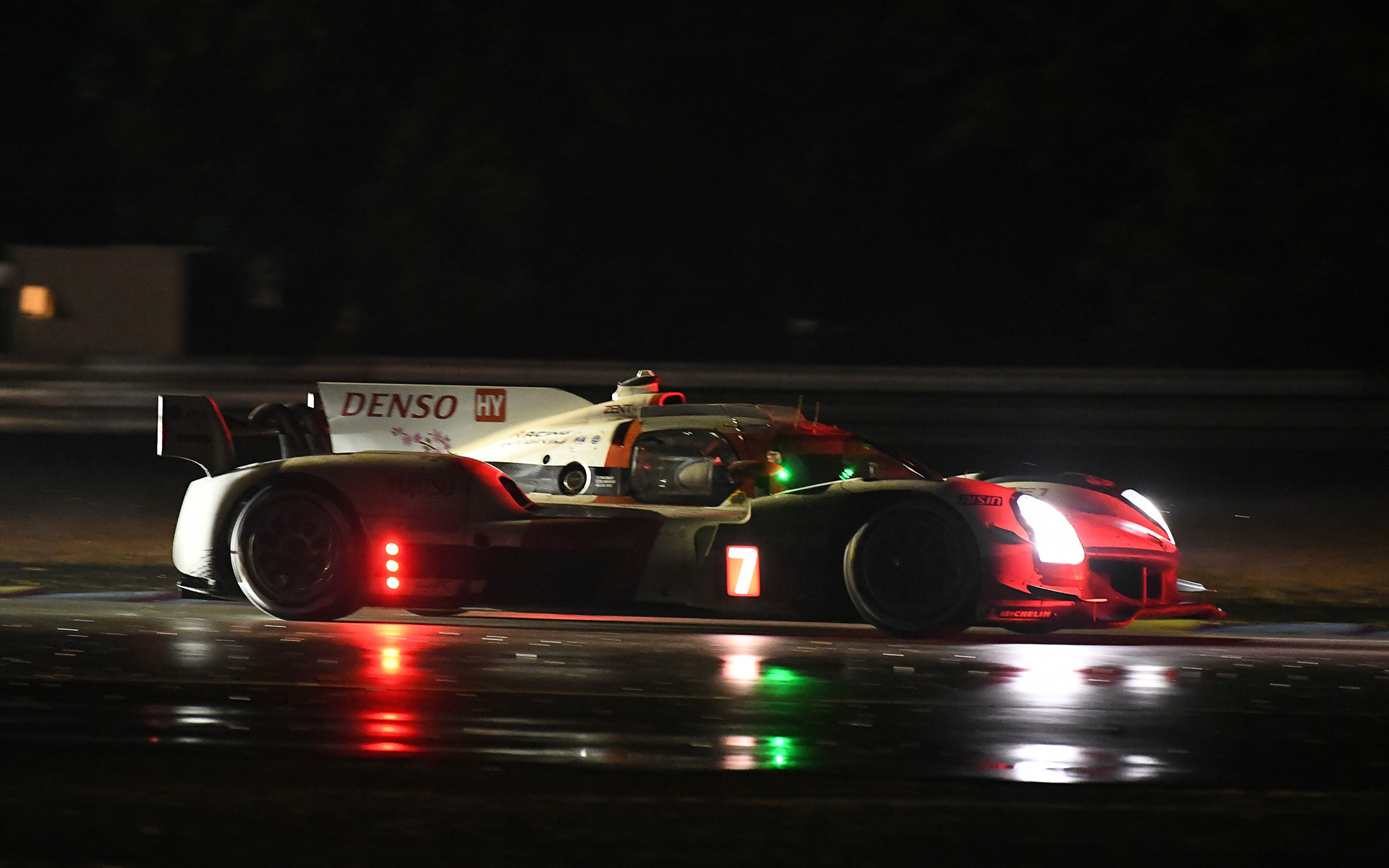 8時間過ぎ、他車のトラブルに巻き込まれてリタイヤすることになったTOYOTA GAZOO Racingの7号車 GR010 HYBRID（Mike CONWAY/Kamui KOBAYASHI/Jose Maria LOPEZ）