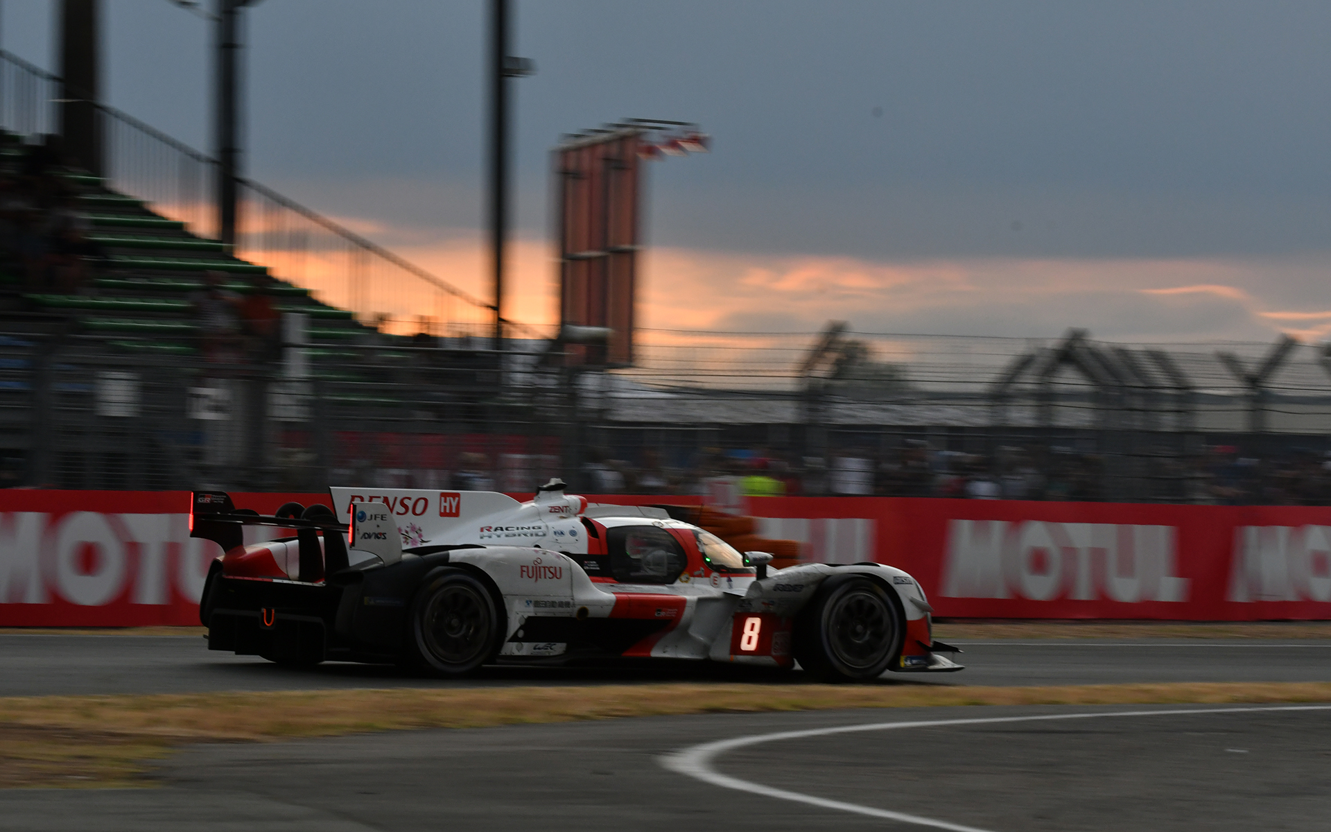 フェラーリ51号車、キャディラック2号車とトップ争いをするTOYOTA GAZOO Racingの8号車 GR010 HYBRID（Sébastien BUEMI/Brendon HARTLEY/Ryo HIRAKAWA）
