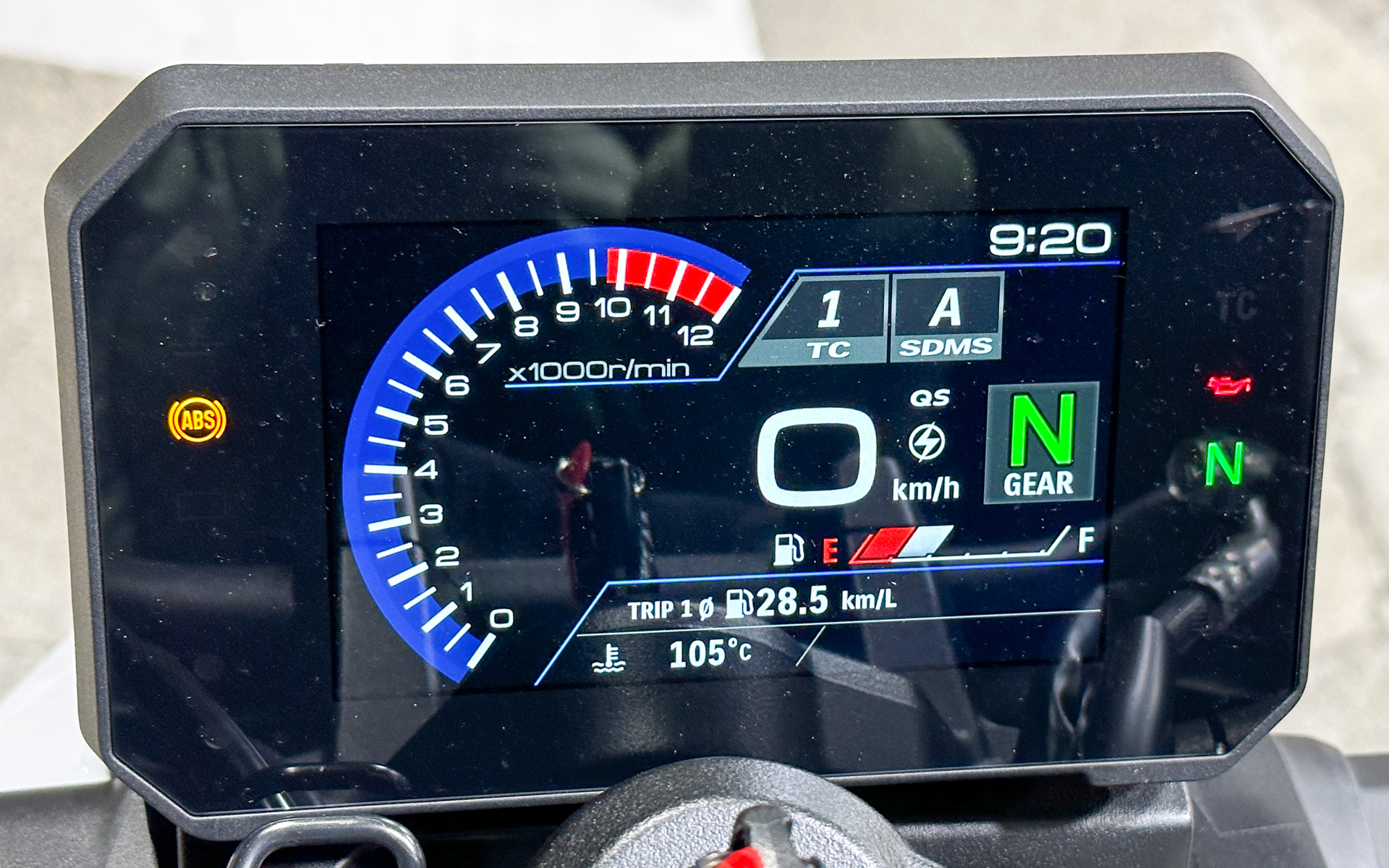 燃料消費率はWMTCモード値で23.4km/L（クラス3、サブクラス3-2、1名乗車時）、国土交通省届出値：定地燃費値で34.5km/L（60km/h、2名乗車時）