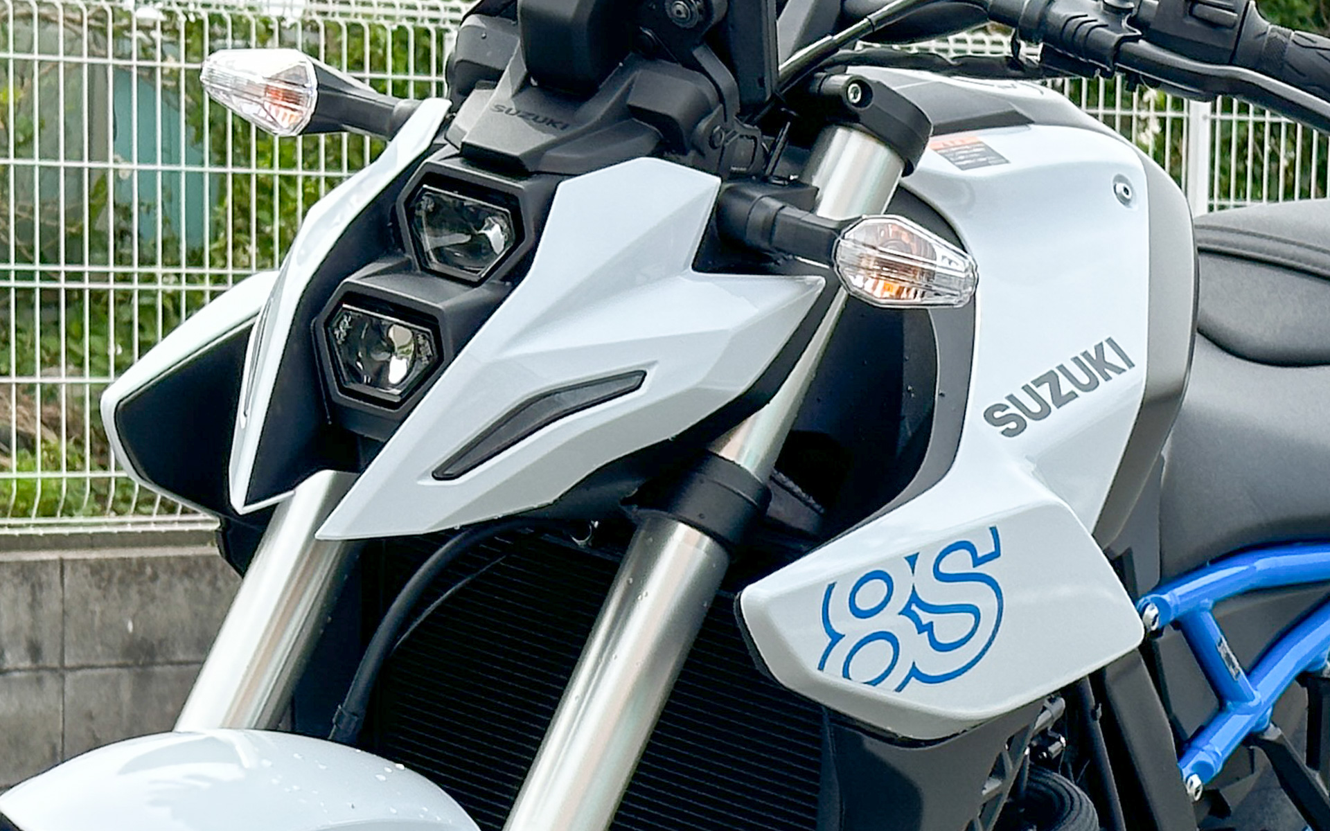 車体色は「パールテックホワイト」「パールコズミックブルー」「グラススパークルブラック/マットブラックメタリックNo.2」の3タイプ。試乗車両は「パールテックホワイト」で、連邦軍のモビルスーツ風をイメージして、どこかにアクセントカラーとして赤と黄色のカスタムパーツを装着して仕上げたい気分