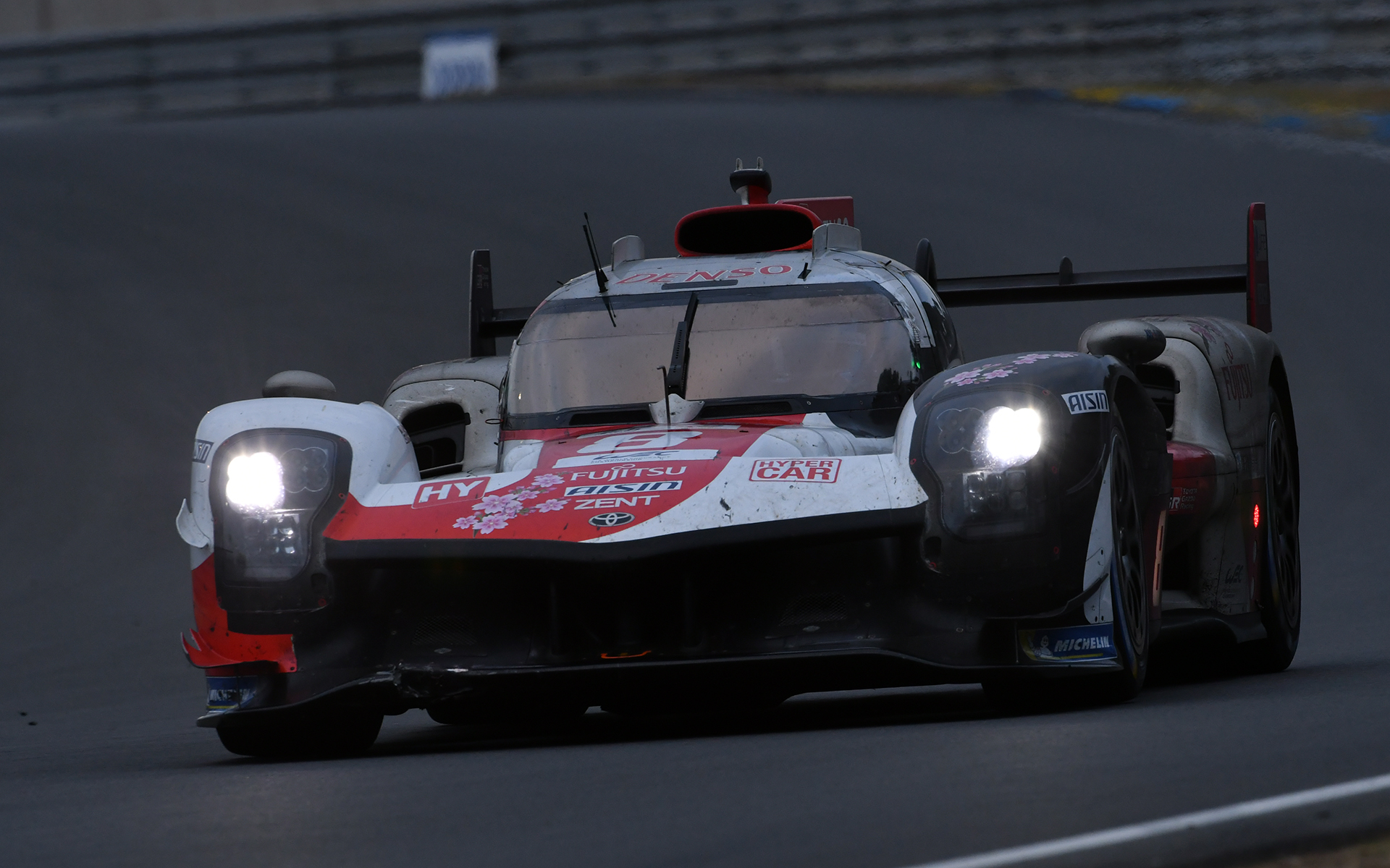 ル・マン24時間レースを走る8号車 GAZOO RacingのGR010 HYBRID（Sébastien BUEMI/Brendon HARTLEY/Ryo HIRAKAWA）