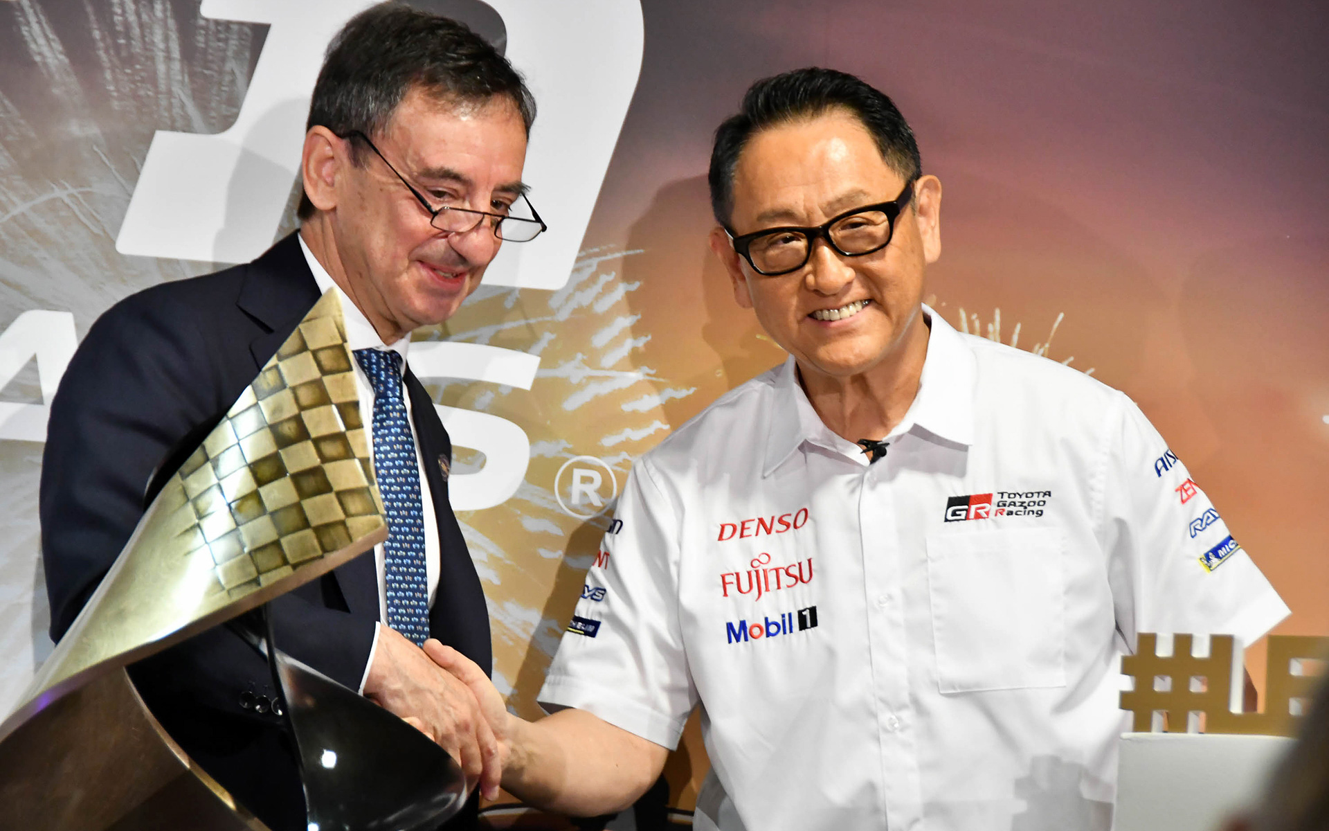 ル・マン24時間100周年のACOカンファレンスに登壇するトヨタ自動車株式会社 代表取締役会長 豊田章男氏（右）とACO会長 ピエール・フィヨン氏（左）