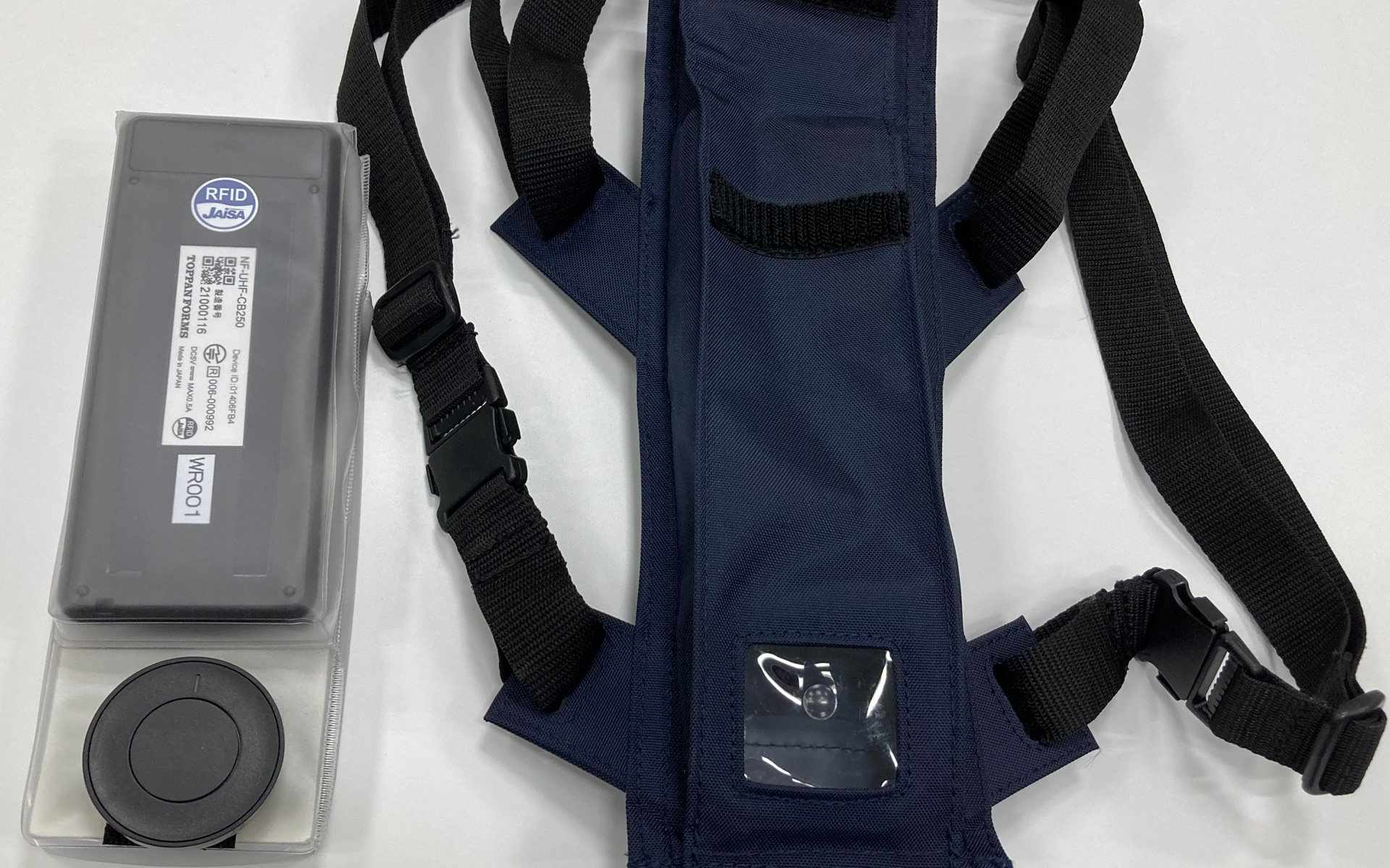VPM装置と収納ケース（スマートフォン、RFIDリーダー、ボタン、収納ケース）