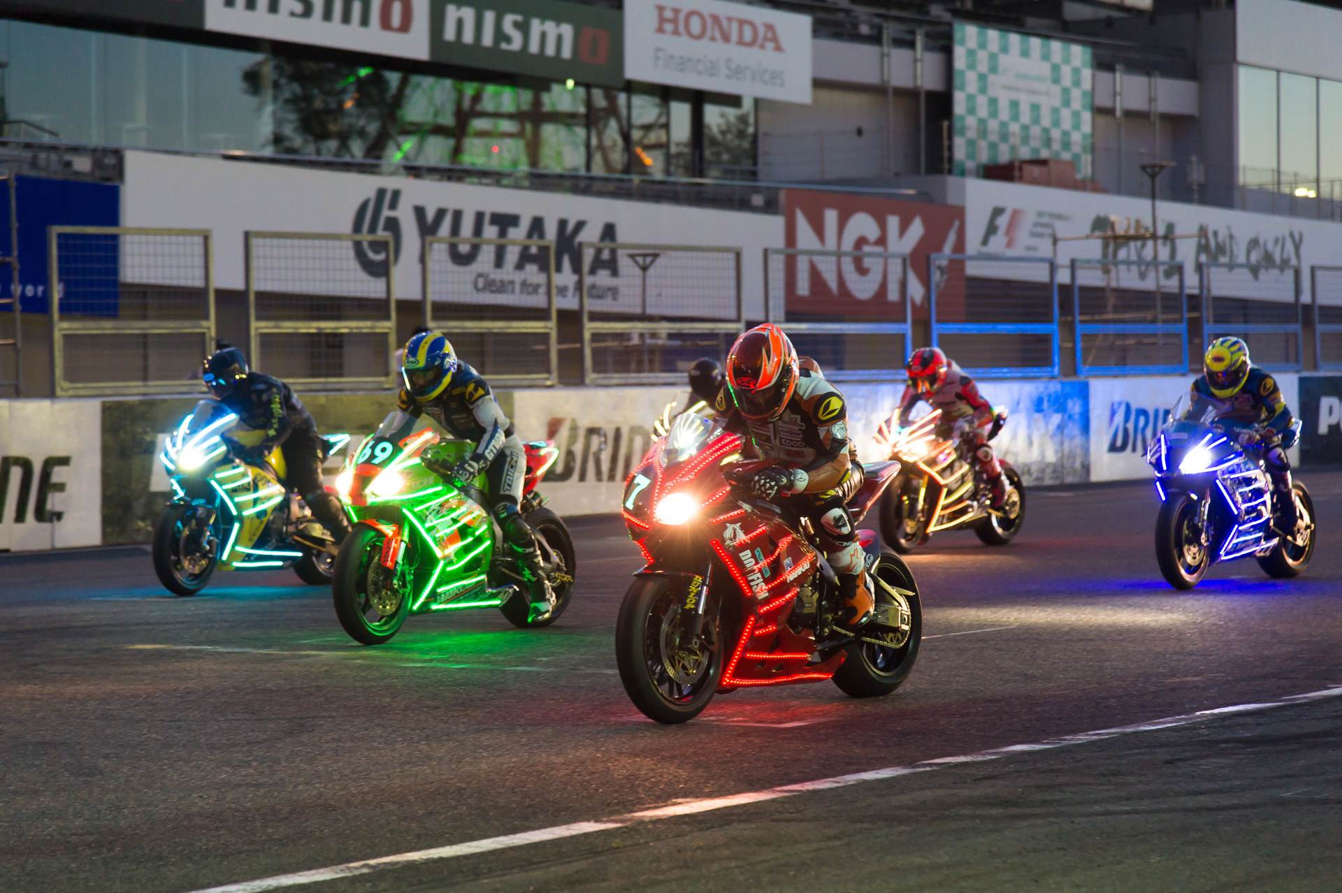 LEDで装飾された光輝くバイクのエキシビションマッチなども開催される