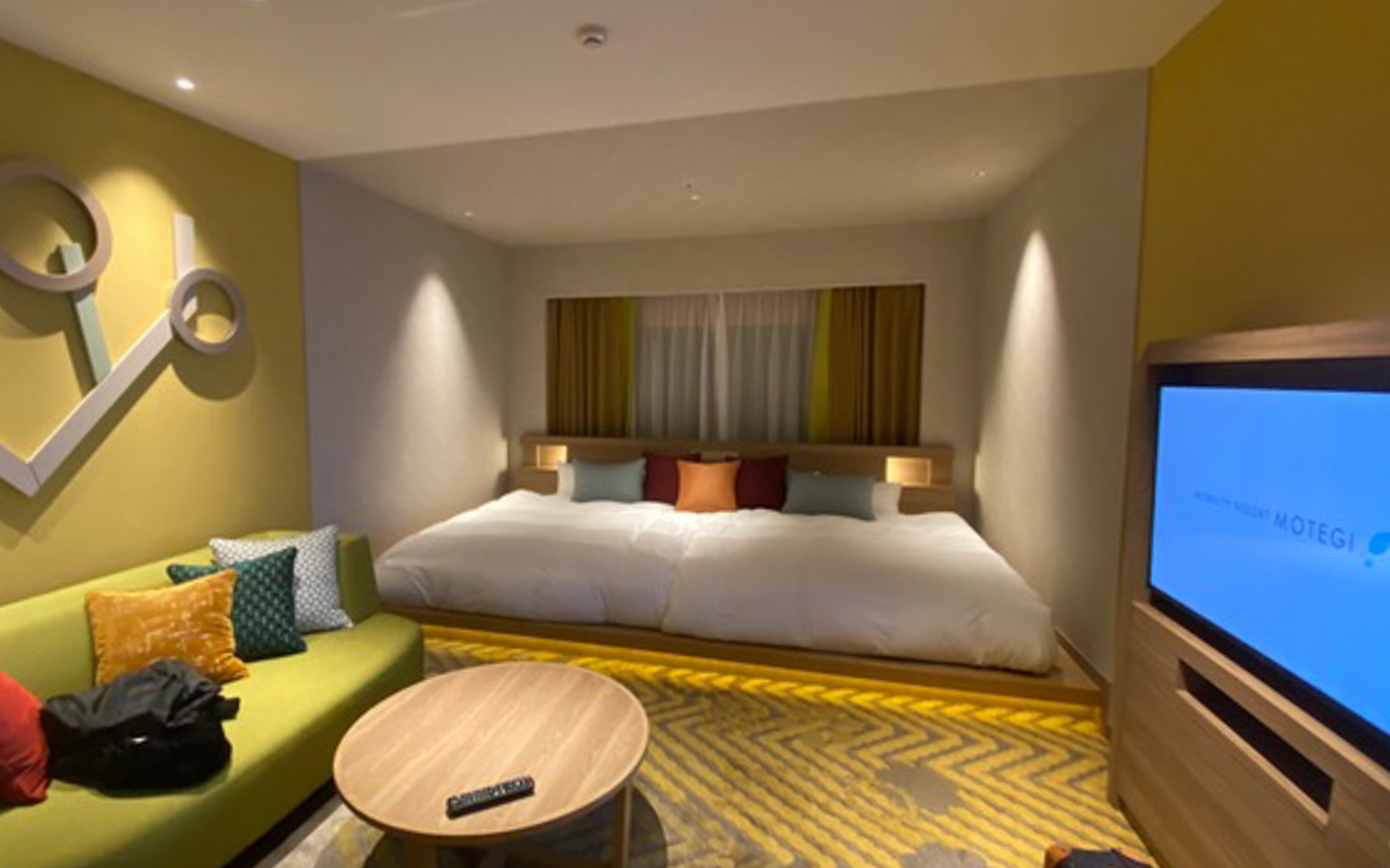 2023年3月22日に新しくオープンした「スーペリアファミリー　KUTSUROGI」というお部屋に泊まってきました。淡いトーンのインテリアと、お部屋の横幅いっぱいに並んだベッドにテンションアップ！　娘はここぞとばかりにゴロゴロしていました（笑）