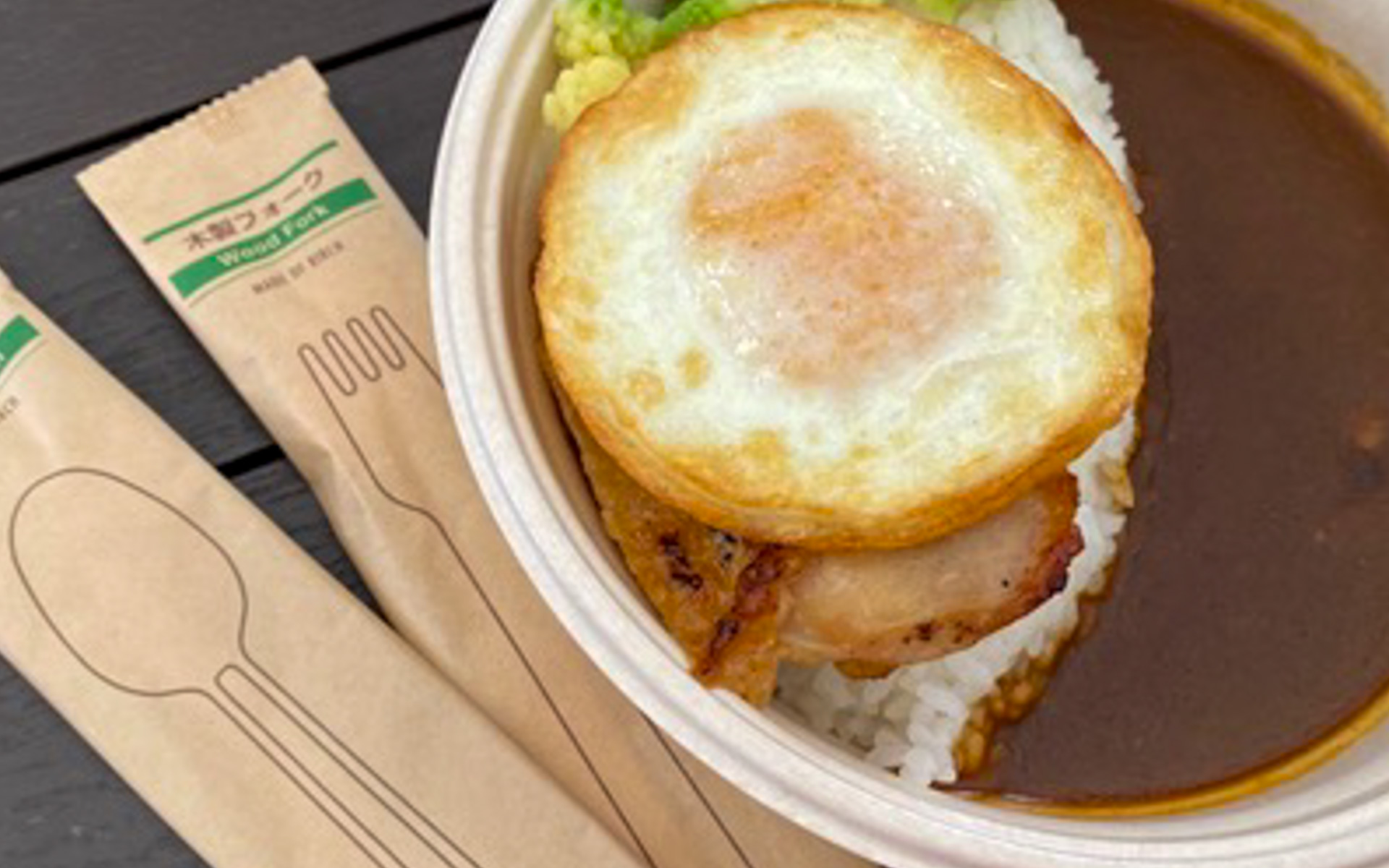 中央エントランスにあるカフェレストランOAK（オーク）では、木製のスプーンとフォークが使われていました。深刻なプラスチックごみ問題をなくすために、こうした取り組みは素晴らしいですね。