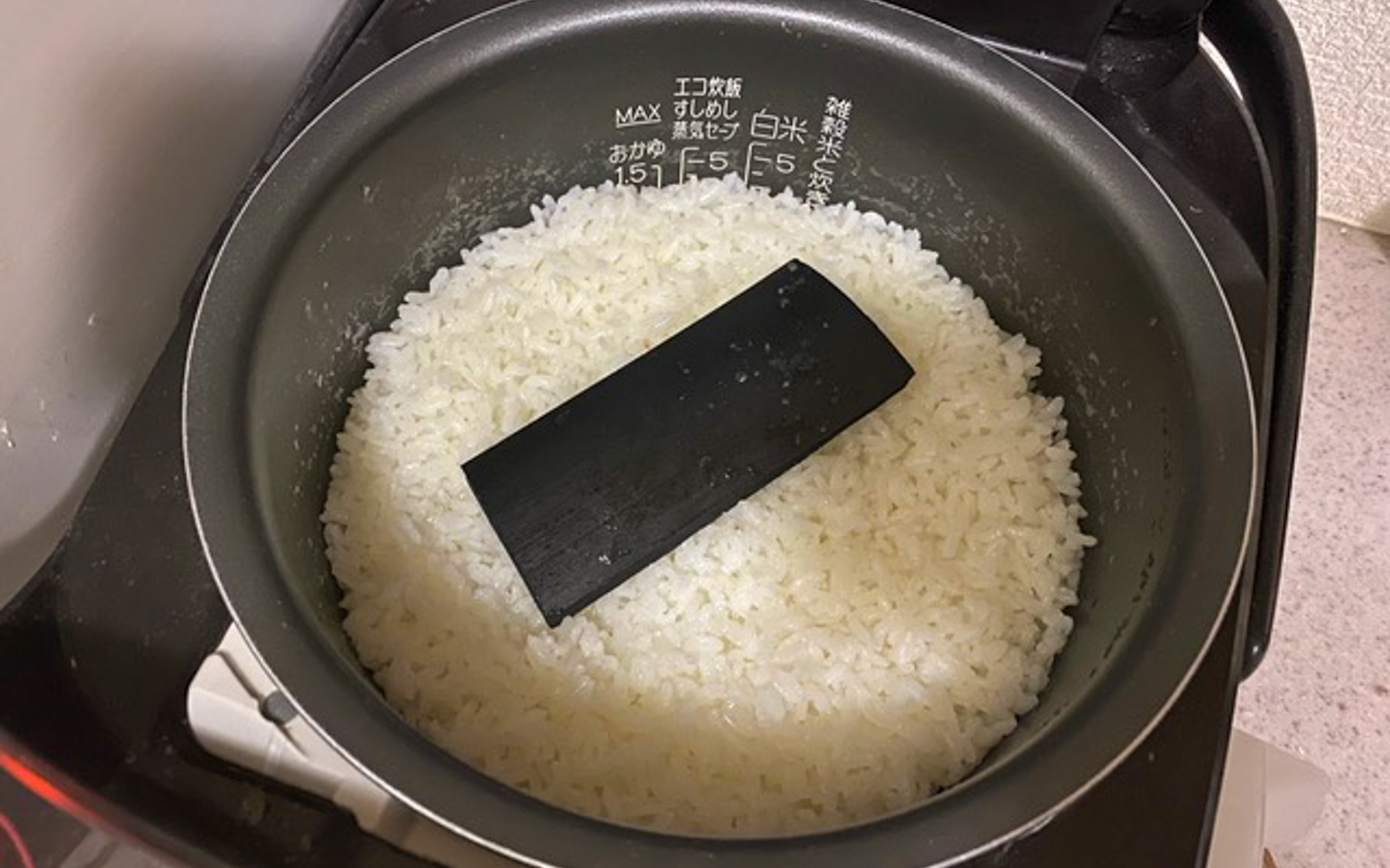 もてぎの森のサステナビリティフェスで開催されていた「森と里のつながるマルシェ」で見つけた、間伐材を使用した炭の商品「お米にポン」。炊飯器に一緒に入れて炊くだけで、ごはんがおいしくなりました！