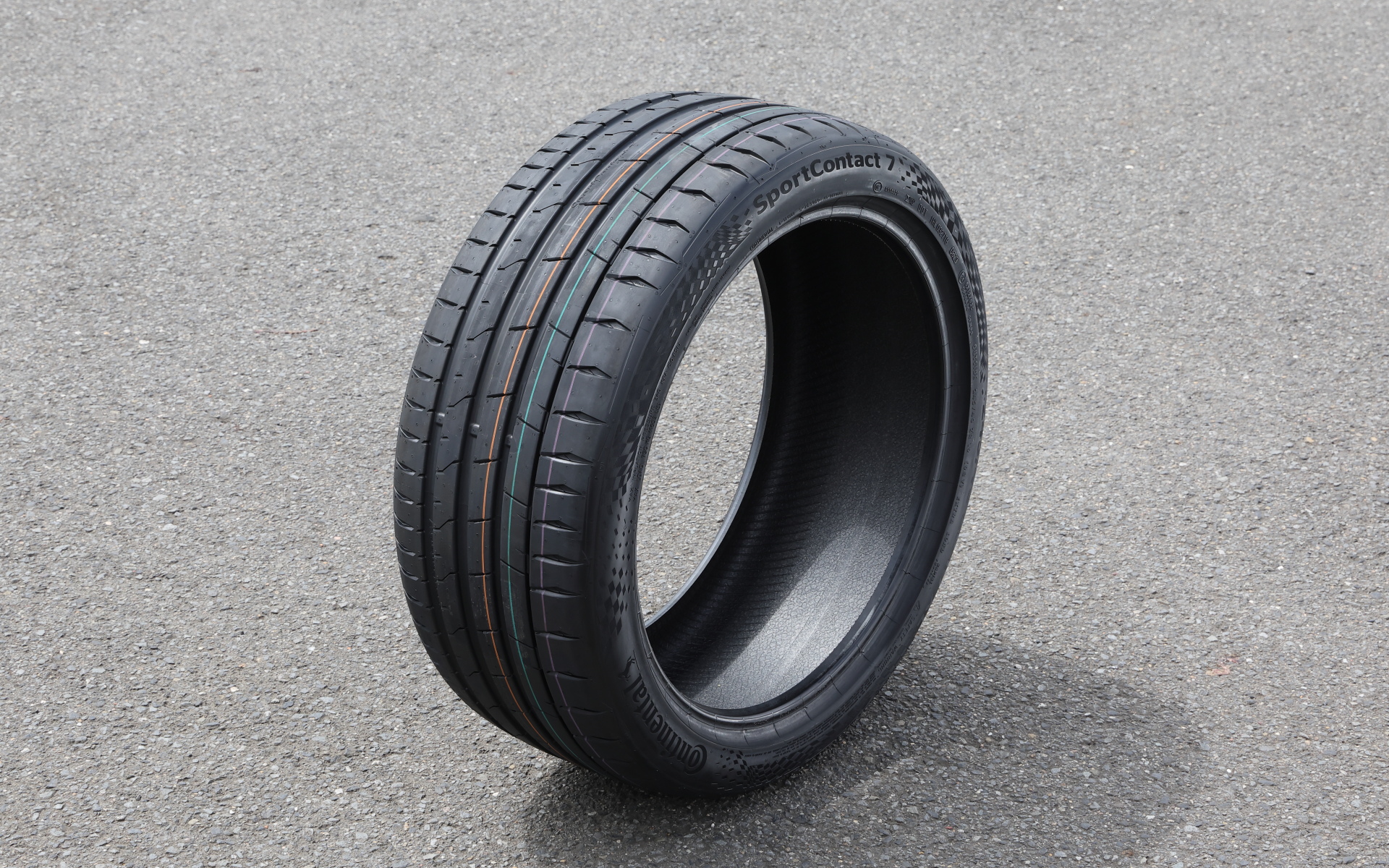 欧州タイヤラベリングの「燃費」でC、「ウェットグリップ性能」でAを獲得する「スポーツコンタクト 7」は高い走行安全性、優れた耐摩耗性能と環境性能を両立する。225/45ZR18～315/25ZR23まで全37サイズを展開