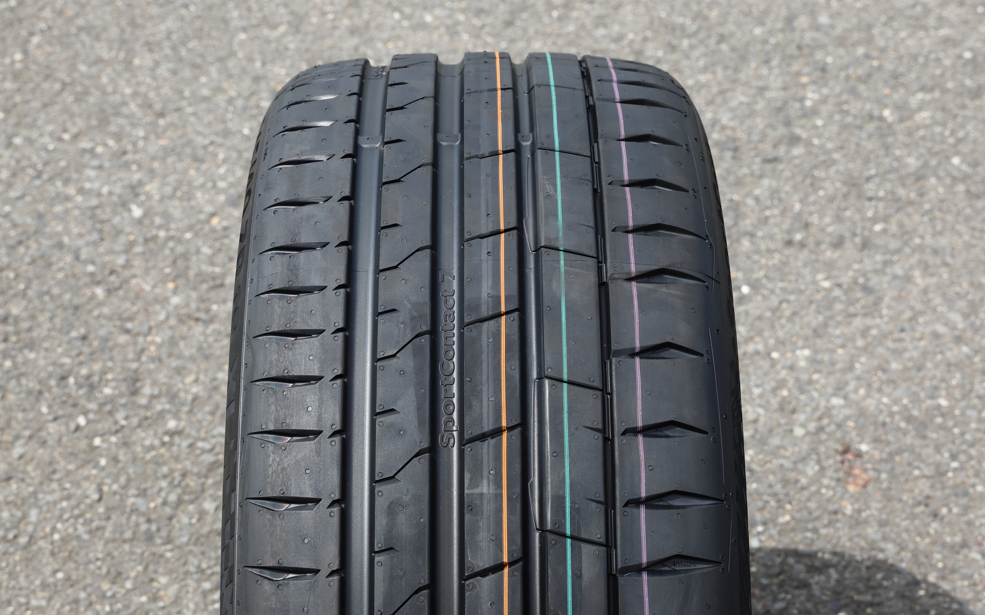 スポーツコンタクト 7では車両やタイヤサイズの組み合わせにより異なる性能要件に合わせるため、タイヤサイズに応じてテクノロジーを使い分ける「テーラーメイド・コンストラクション」を採用。また、トレッドパターンとコンパウンドの競合するターゲットを最適なバランスで解決するため、特別に開発された粘着性の高いコンパウンド「ブラック・チリ・コンパウンド」（第3世代）を用いる