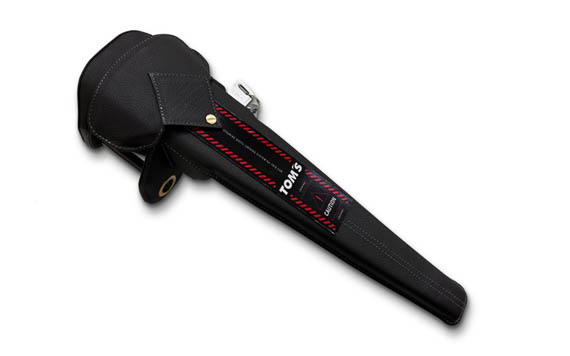 付属のコーションプレートはリバーシブルタイプとなり、グラフィックをレイアウトしたスポーティなデザインと、TOM'Sロゴのみのシックなデザインから選べる