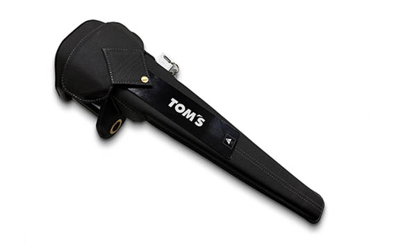 付属のコーションプレートはリバーシブルタイプとなり、グラフィックをレイアウトしたスポーティなデザインと、TOM'Sロゴのみのシックなデザインから選べる