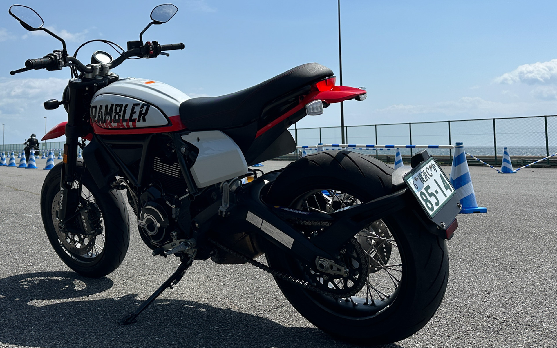 国交省は二輪車ナンバープレートの様式見直しや、希望ナンバー制導入の検討を開始したと明らかにした