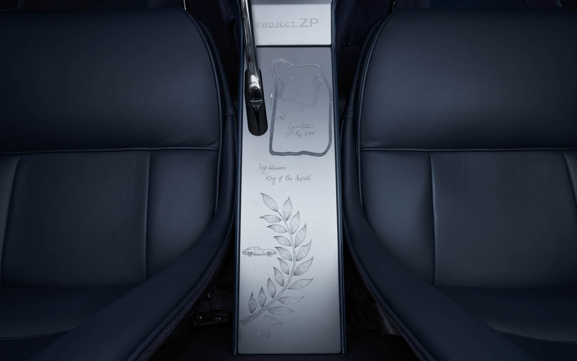 フィックスドヘッドクーペにはロイ・サルバドーリのニックネームであった「King of the Airfields（飛行場の王）」が刻まれる。栄光の勝利を象徴する月桂樹の冠は、ペアで組み合わせるために、それぞれ半分ずつ描かれる