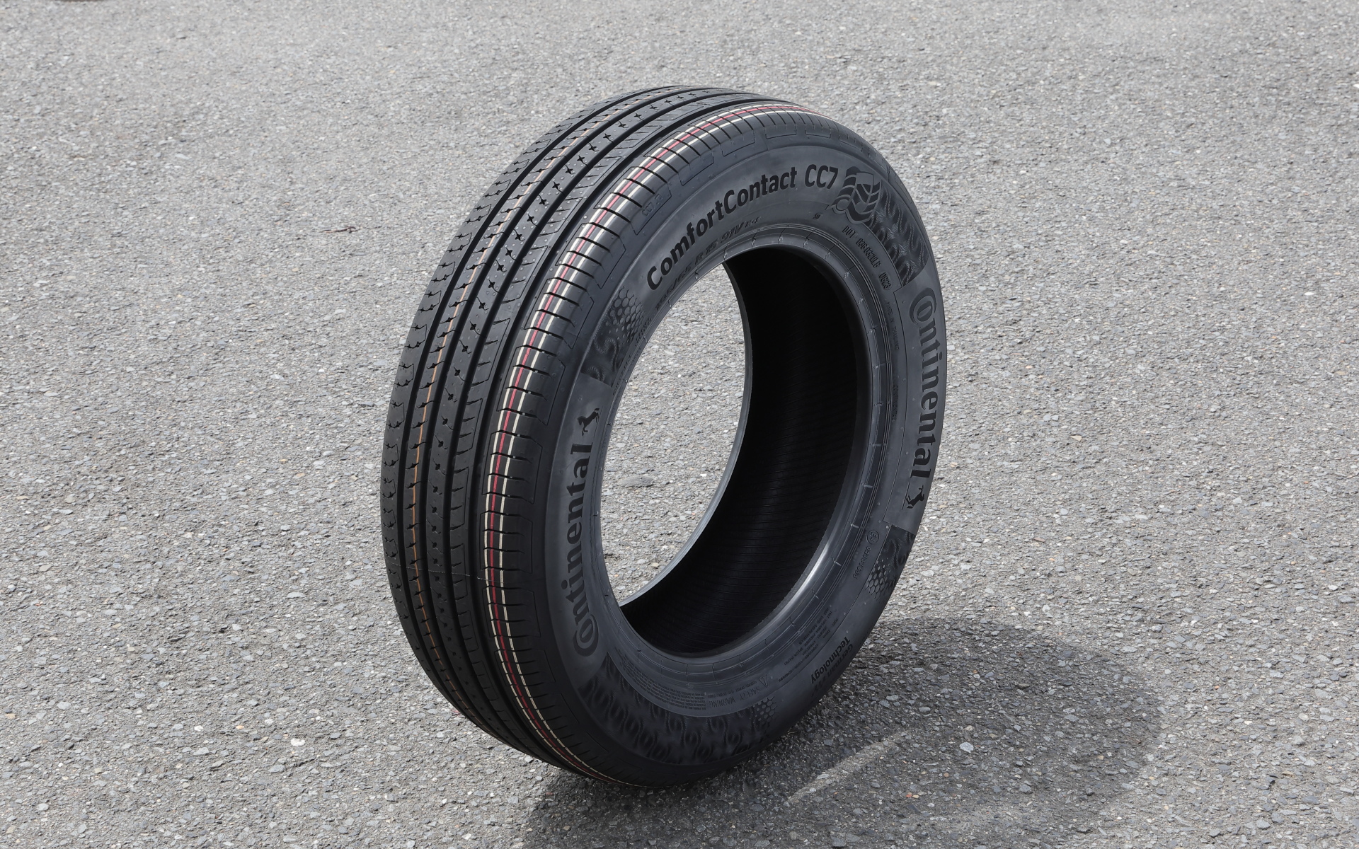 2023年3月より順次発売となった「ComfortContact（コンフォートコンタクト）CC7」は、高い静粛性とストレスを感じさせない滑らかな乗り心地を追求したサイレント・コンフォートタイヤという位置付け。日本向けに軽自動車用サイズを6サイズラインアップし、コンパクトカーからミニバン、電気自動車まで幅広い車種に対応する。タイヤサイドには静粛性にこだわったことがうかがえる音符のデザインが