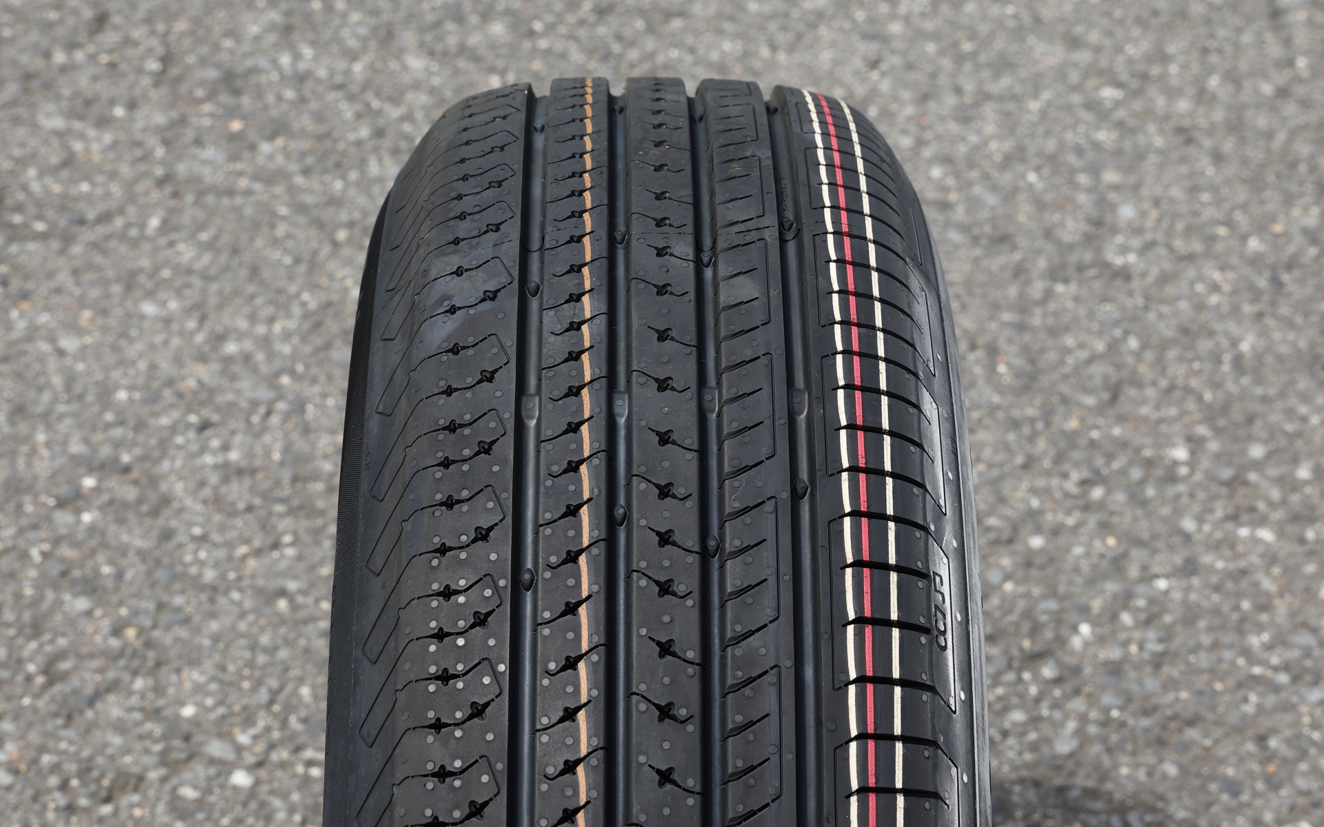 コンフォートコンタクト CC7では独自のリブ構造とサイピングが特徴の「ゼロ・ショック・パターン」により衝撃を軽減するとともに、路面の粗さに柔軟に適応することで衝撃を軽減し、スムーズな乗り心地を実現する「エバー・フレックス・コンパウンド」、縦溝内を通る音波を細かく分散しノイズが車内に蓄積するのを防ぐ「ノイズブレーカー3.0」とヘルムホルツ共鳴の原理を利用して設計されたチャンバー内に共鳴周波数の音を吸収することでノイズを中和、車内で感じる騒音レベルを低減する「ヘルムホルツ式レゾネーター（消音器）」からなる「ノイズ・ミューター」といった技術が盛り込まれる