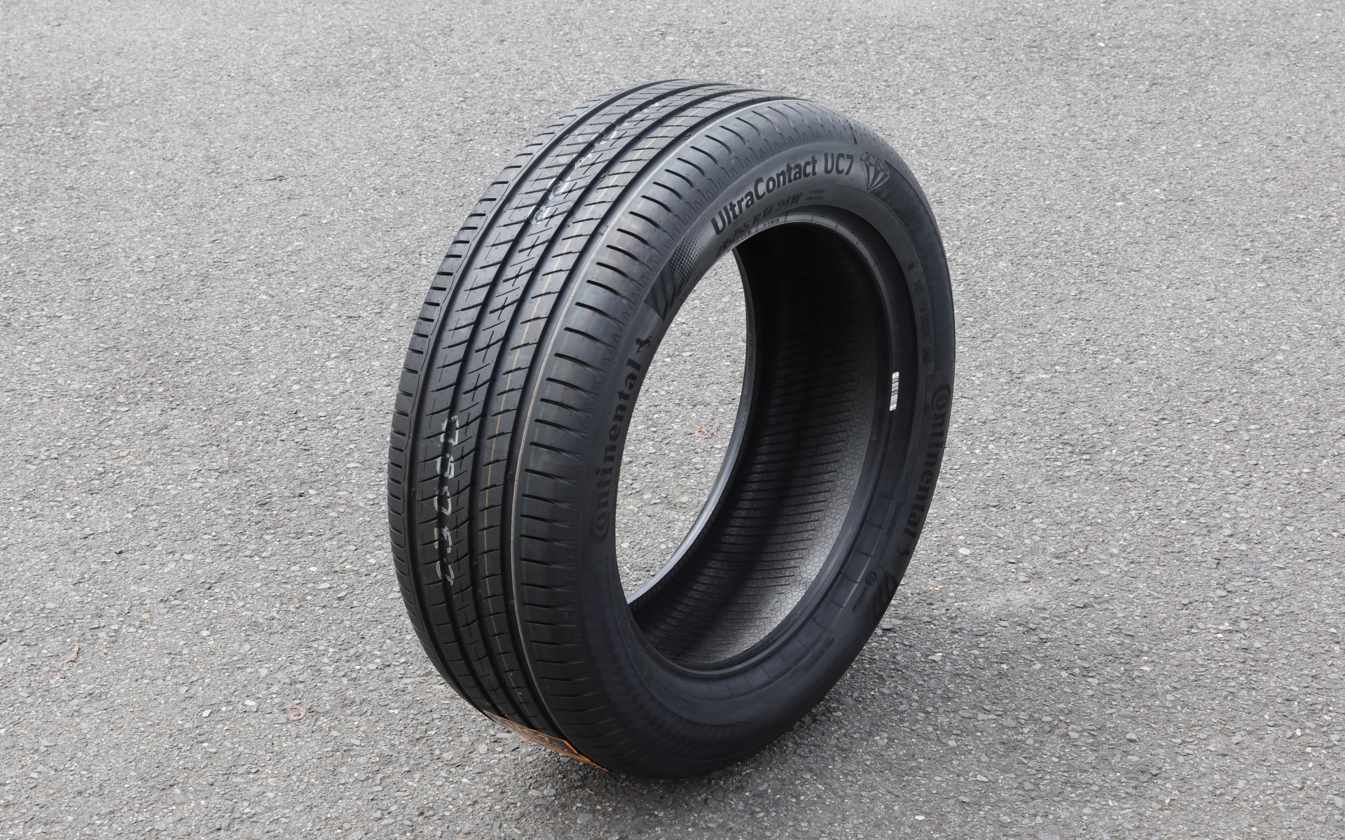 2023年1月より順次発売となったセーフティ・コンフォートタイヤ「UltraContact（ウルトラコンタクト）UC7」。コンフォートセグメント向けに開発されたConfidence＋（コンフィデンス・プラス）テクノロジーの採用により、ウェット性能、ハンドリング性能を大幅に向上。優れた静粛性と快適性、ロングドライブライフに重点を置いて開発したという