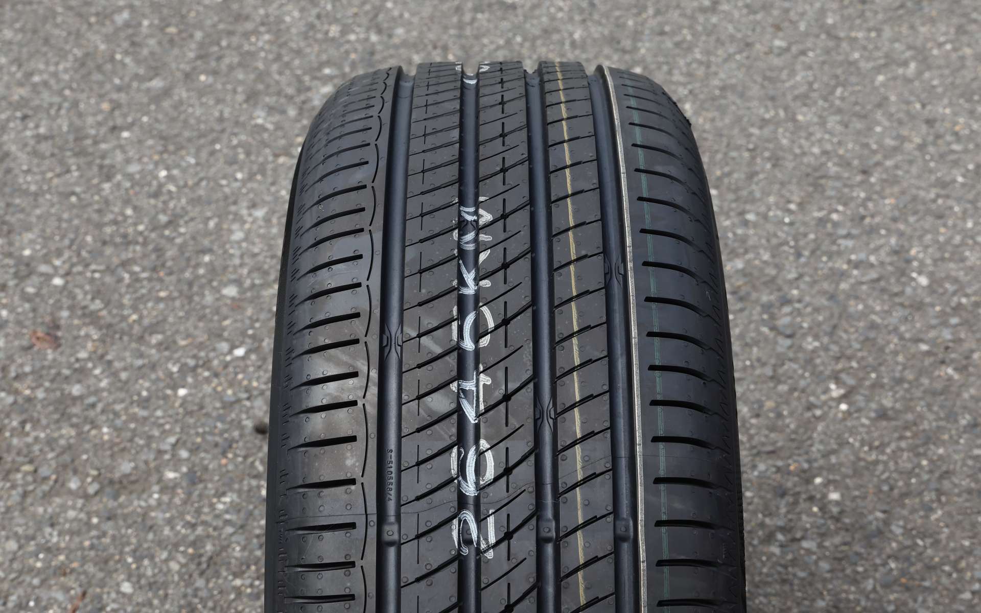 ウルトラコンタクト UC7では独自のシリカとレジンを配合した「ダイヤモンド・コンパウンド」、縦溝内を通る音波を遮断し、分解・分散させることでノイズが蓄積して車内に伝わるのを抑制する「ノイズ・ブレーカー 3.0」、ハイドロプレーニングの発生を抑制し、濡れた滑りやすい路面で優れたグリップ力を発揮することでウェットブレーキング性能と安全性の向上に大きく貢献する「アドバンスド・アクア・チャネル」を採用。タイヤサイドにはダイヤモンド・コンパウンドの名にふさわしいデザインが施される