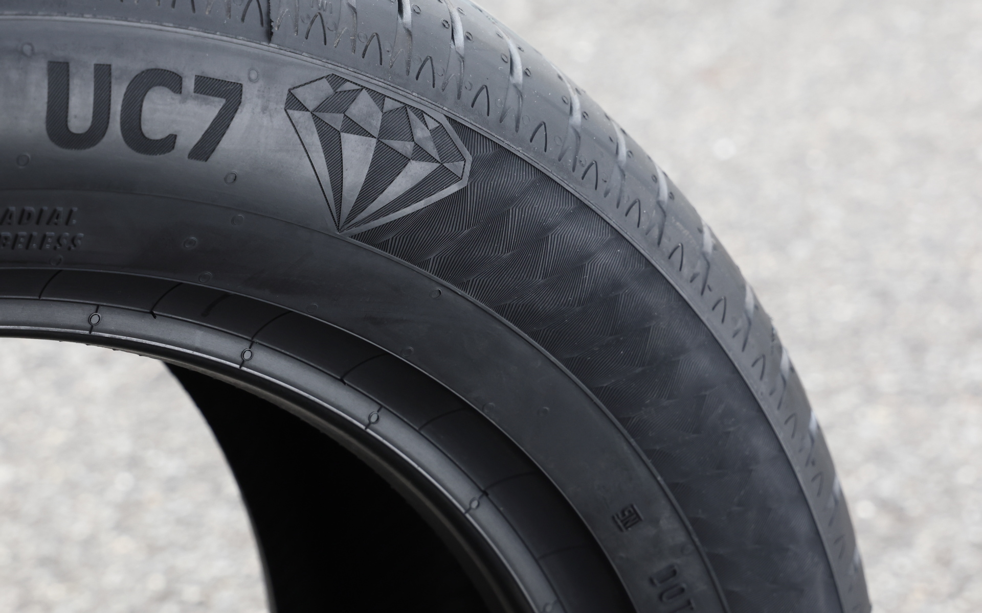 ウルトラコンタクト UC7では独自のシリカとレジンを配合した「ダイヤモンド・コンパウンド」、縦溝内を通る音波を遮断し、分解・分散させることでノイズが蓄積して車内に伝わるのを抑制する「ノイズ・ブレーカー 3.0」、ハイドロプレーニングの発生を抑制し、濡れた滑りやすい路面で優れたグリップ力を発揮することでウェットブレーキング性能と安全性の向上に大きく貢献する「アドバンスド・アクア・チャネル」を採用。タイヤサイドにはダイヤモンド・コンパウンドの名にふさわしいデザインが施される