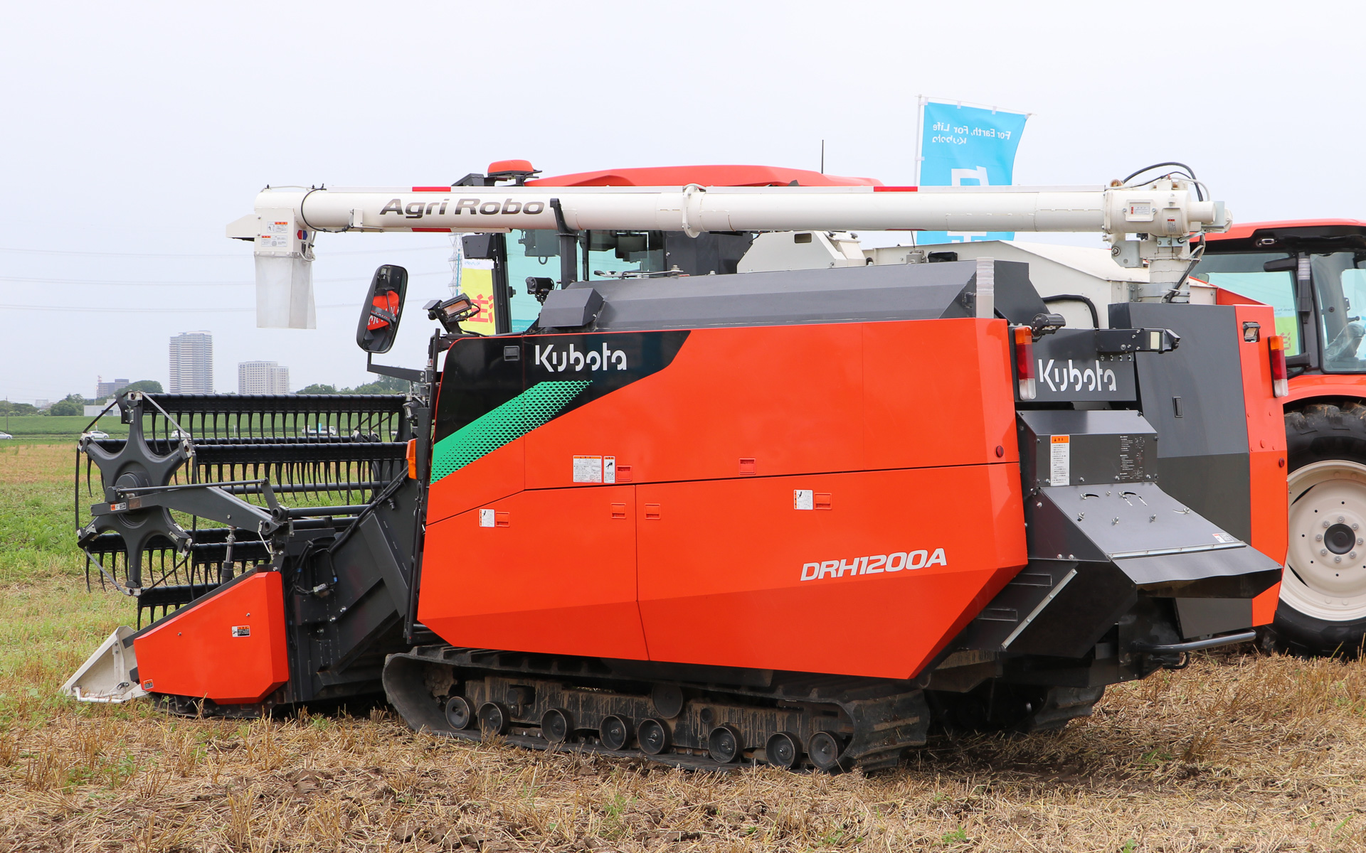 無人で収穫作業を行なえる「アグリロボコンバイン DRH1200A-A」