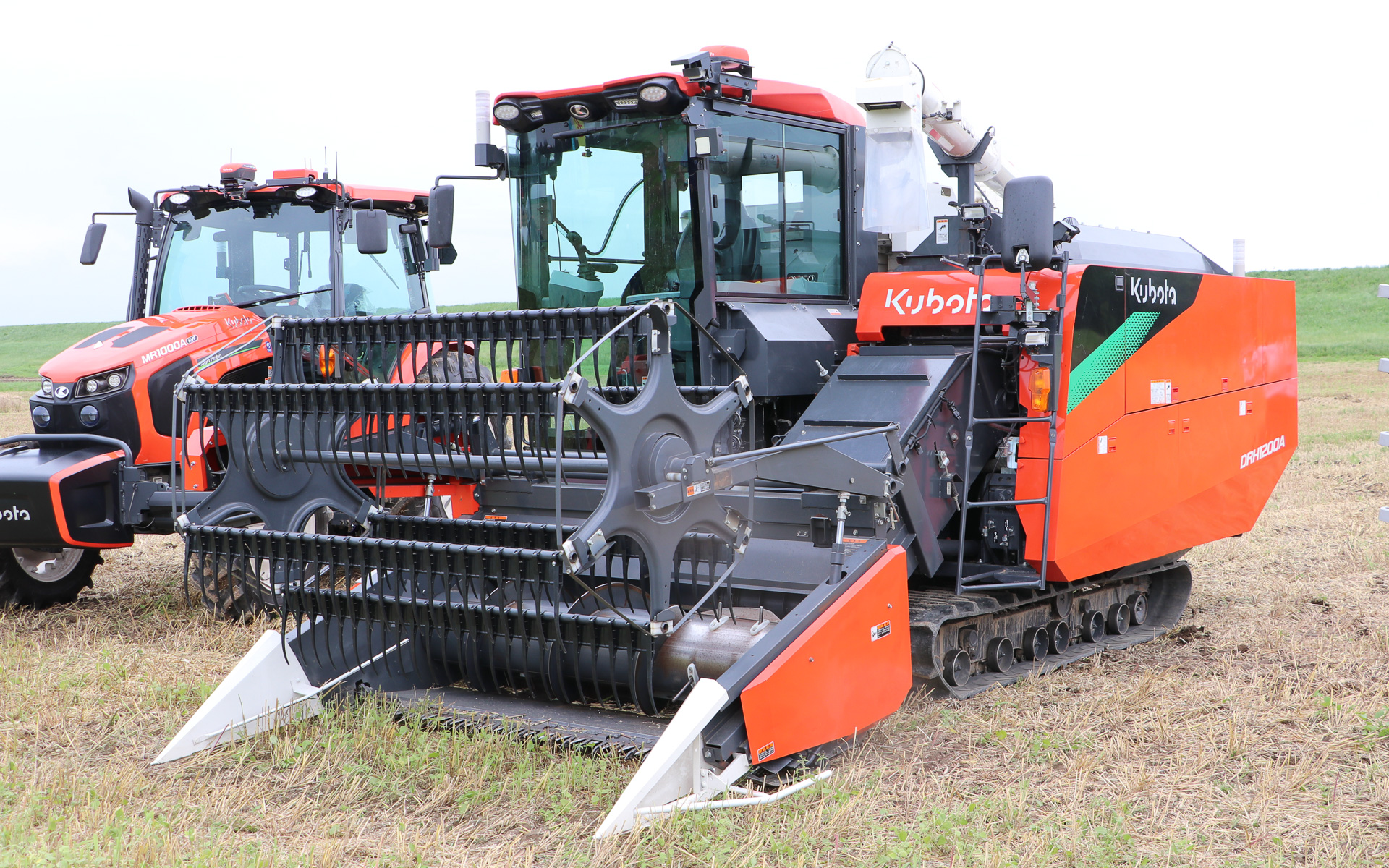 無人で収穫作業を行なえる「アグリロボコンバイン DRH1200A-A」