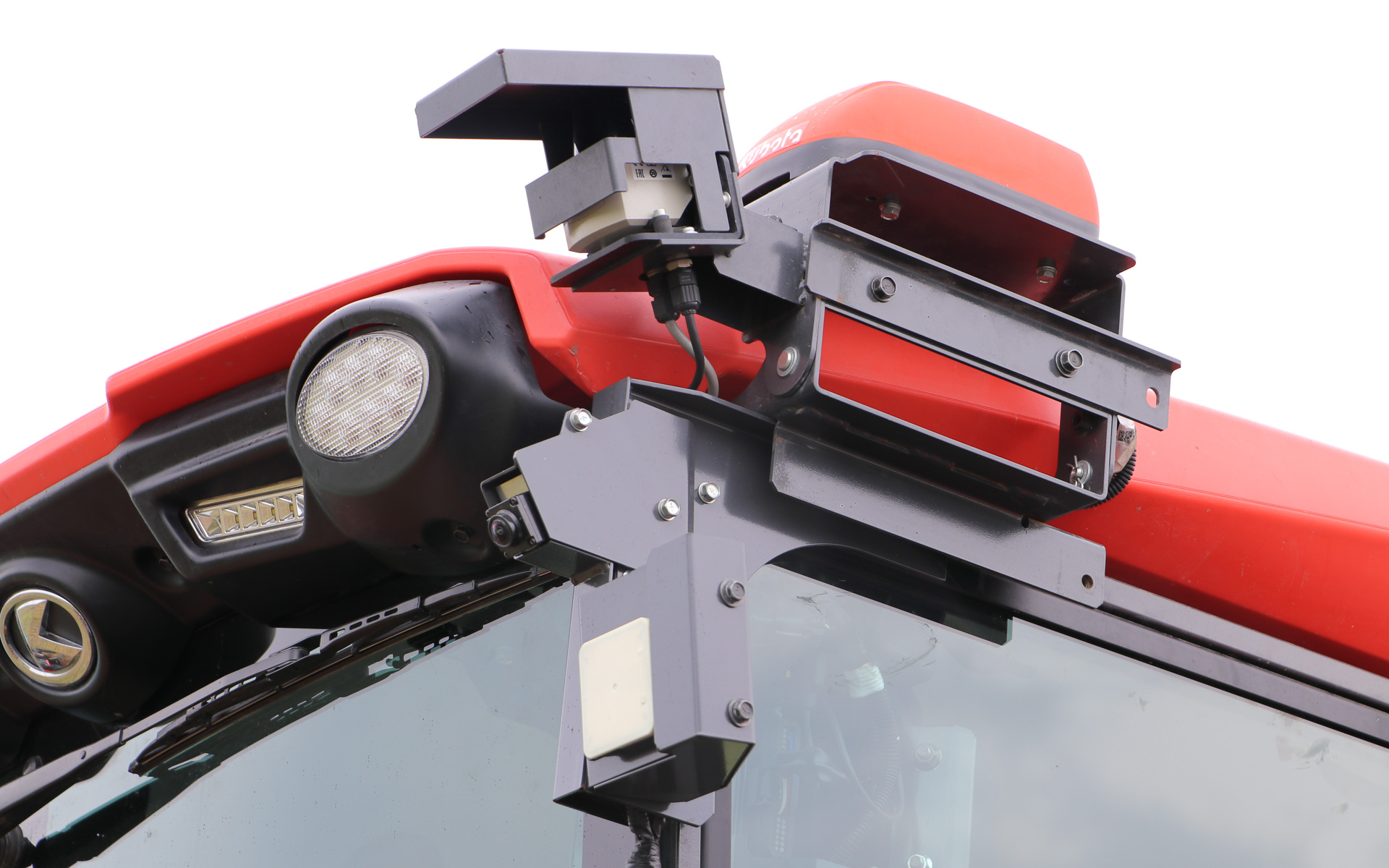 運転席の左上に設置されている（上から）GPSセンサー、レーザーセンサー、AIカメラ、ミリ波レーダー