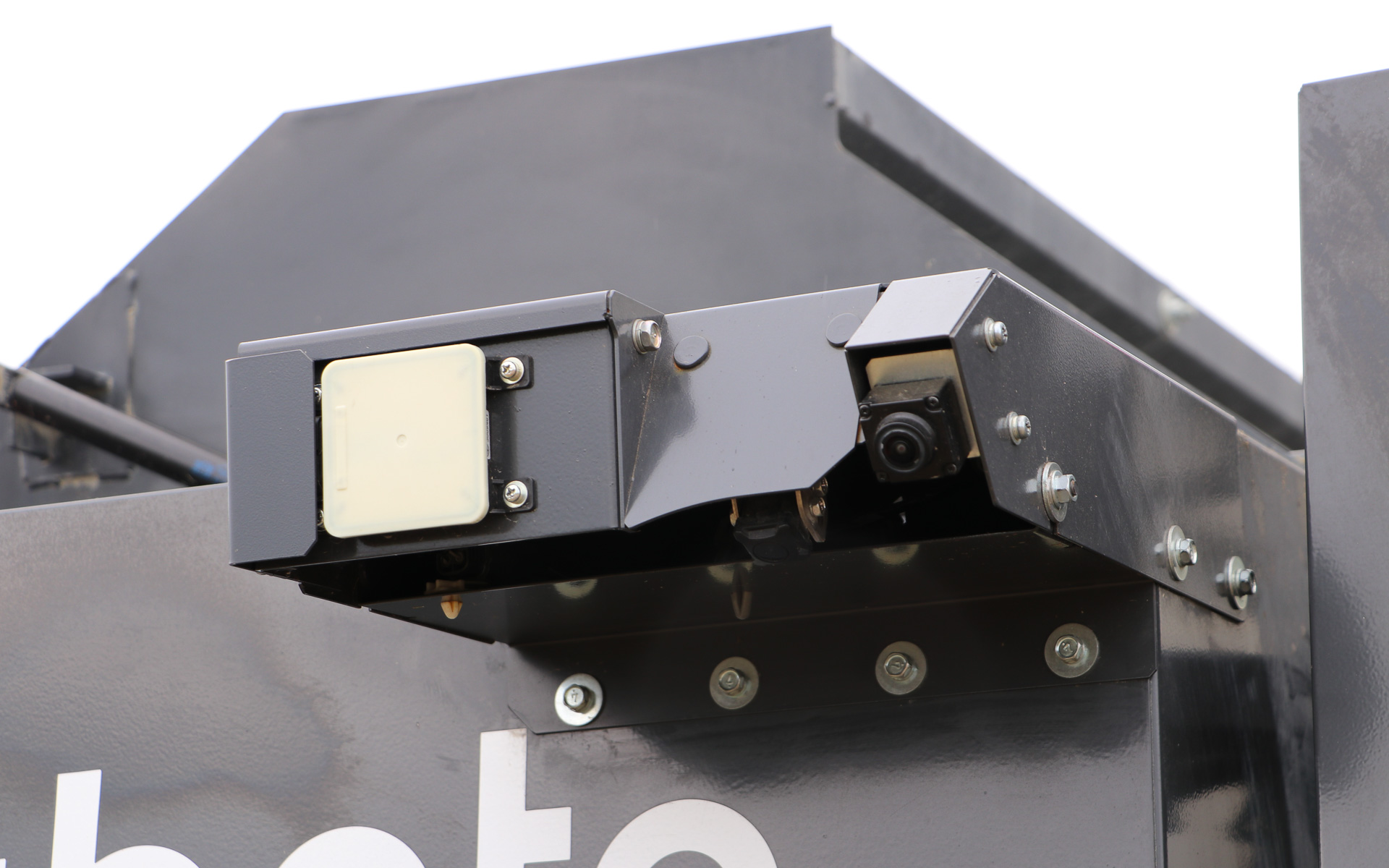 車体後方のミリ波レーダー（左）とAIカメラ（右）