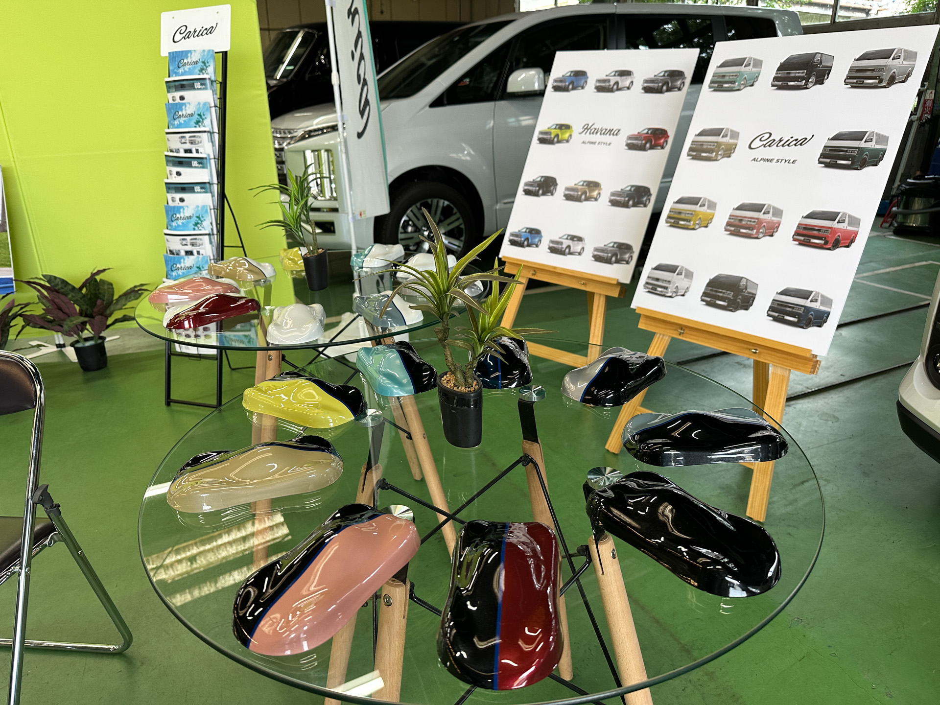 ツートンのカラーバリエーションを実現するボディの塗装については、純正クオリティに準じる3~5層塗装仕上げ。またスタイリングをスポイルするサイドアンダーミラーをカーエレメーカーのアルパインらしいナビやカメラとの連動により、保安基準に適合しながら取り外すことができるメニューも用意される