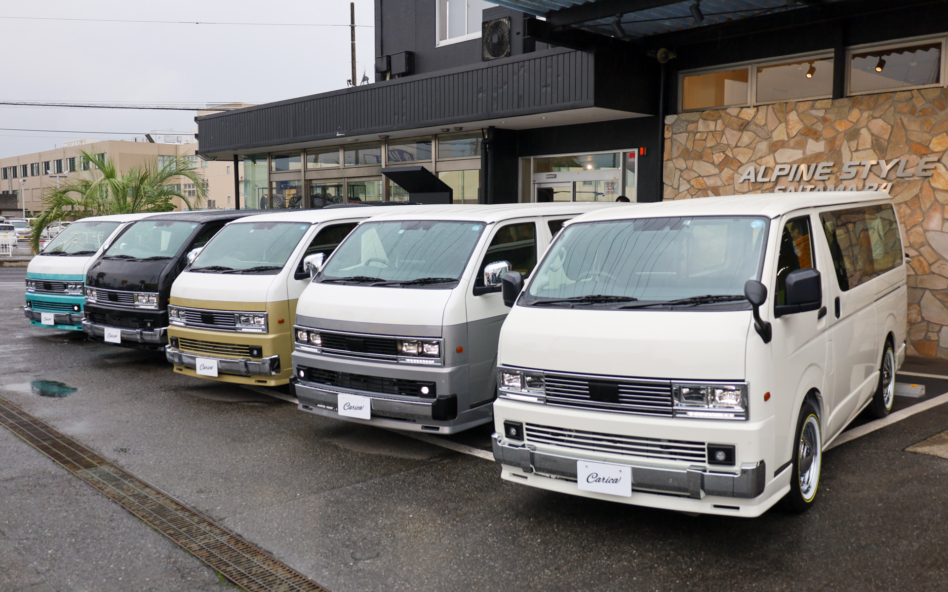 手前の車両がDXグレード