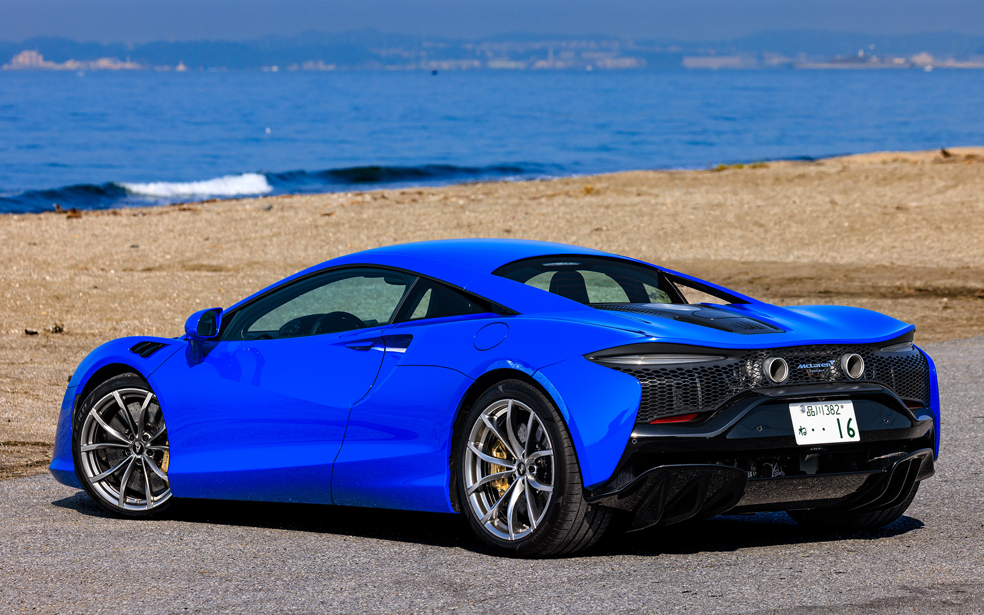 アルトゥーラのボディサイズは4539×1913×1193mm（全長×全幅×全高、全幅はミラーを含まず）、ホイールベースは2640mm。ハイパフォーマンス・ハイブリッドパワートレーン専用に最適化された新しいマクラーレン・カーボン・ライトウェイト・アーキテクチャー（MCLA）を採用し、軽量なボディにはカーボンファイバーとスーパーフォームド（成形）アルミニウムが用いられている。車両重量は1498kg