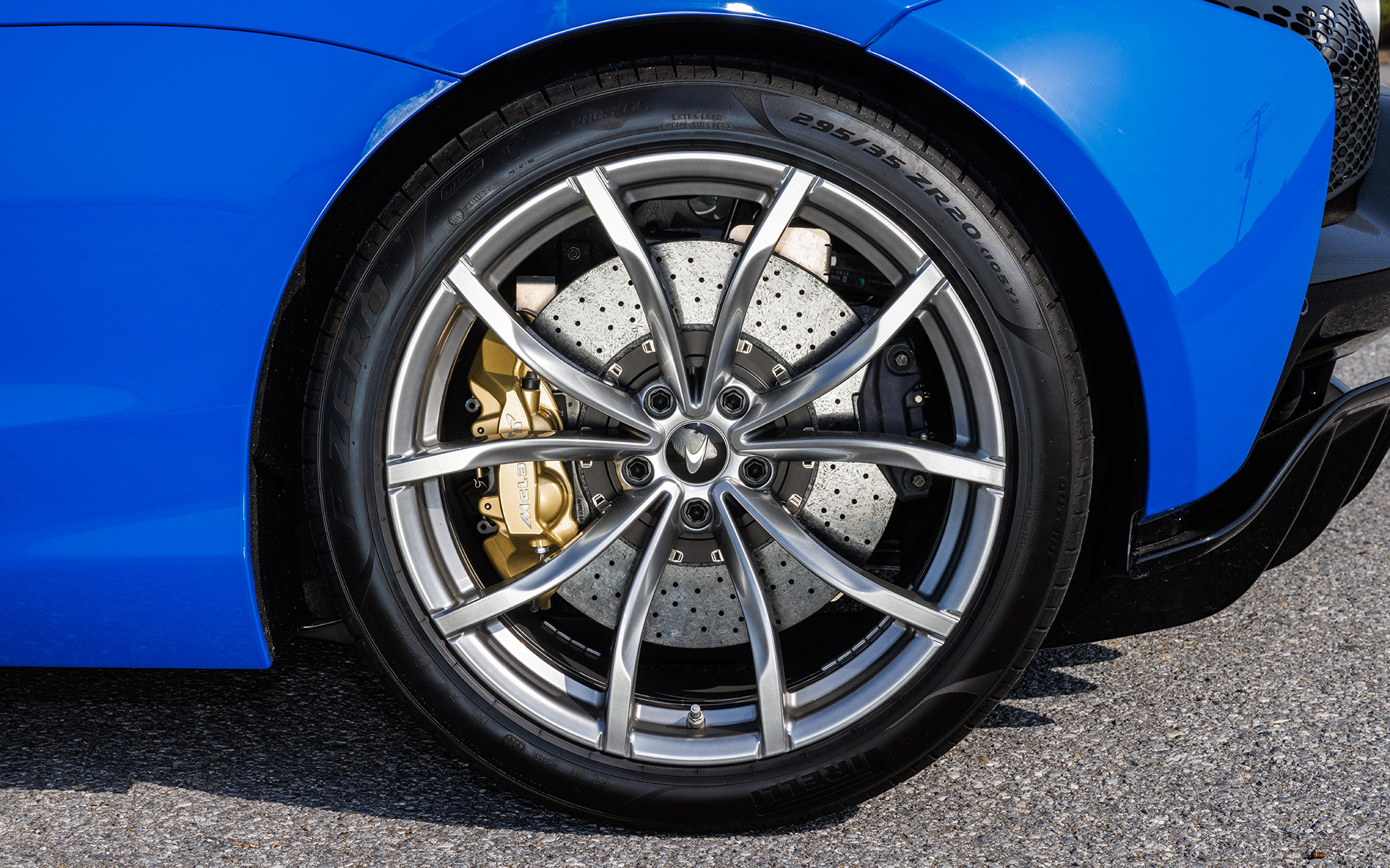 フロントのタイヤサイズは235/35ZR19 91Y、リアのタイヤサイズは295/35R20 105Y。どちらもピレリ「P ZERO」を装着する