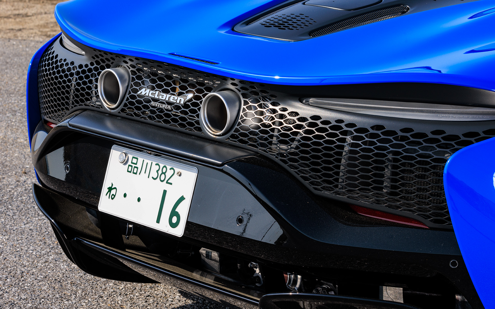 アルトゥーラのフォルムは空力性能と冷却のために気流を整え、パフォーマンスを最大化するように造形されており、フロントスプリッター、リアデッキ・メッシュ、オープンリアエンドなど、空気が出入りする複雑な技術的エリアはダークカラーでまとめられている