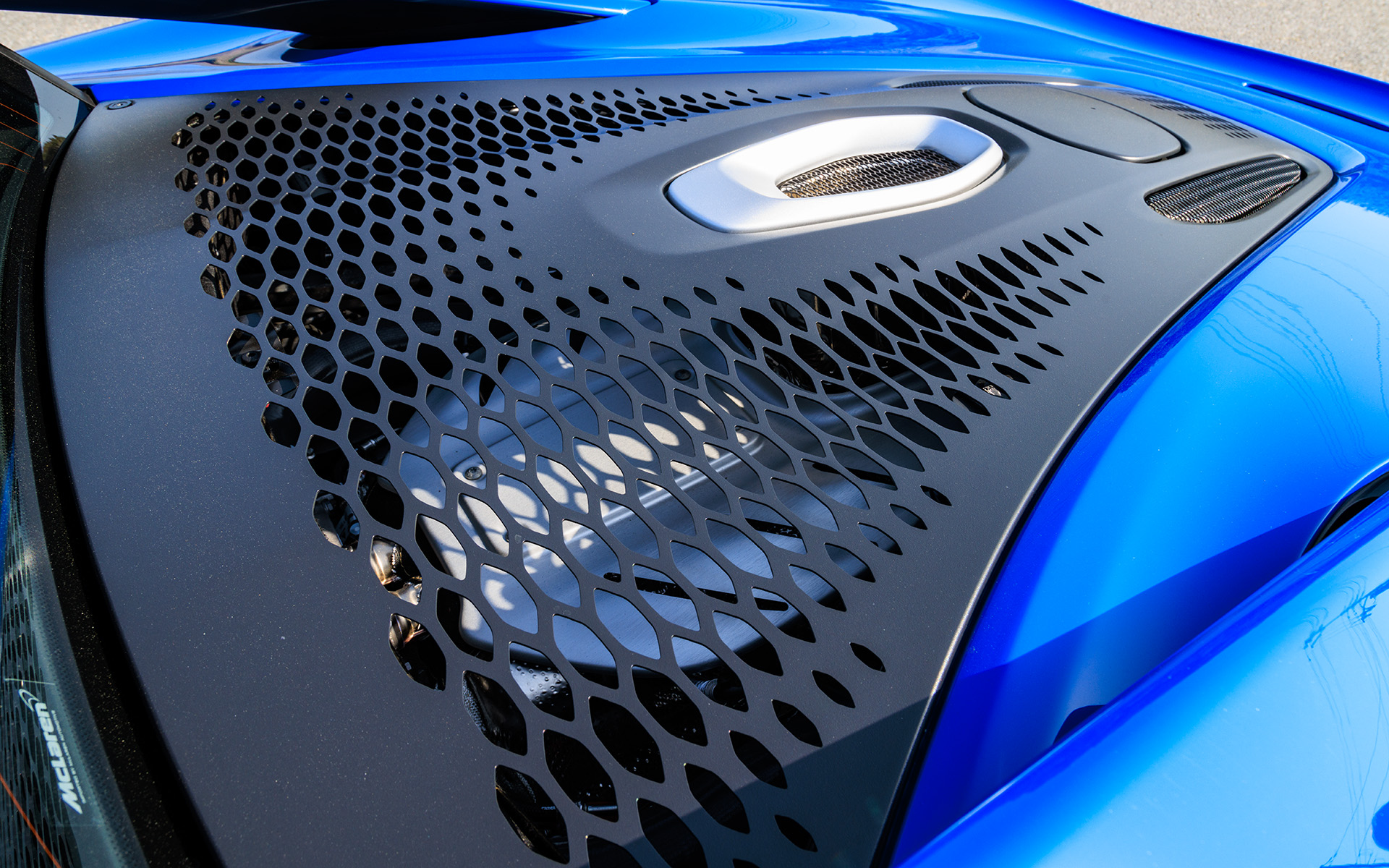 リアに縦置きされるV型6気筒 3.0リッターツインターボエンジンは最高出力585PS/7500rpm、最大トルク585Nm/2250-7000rpmを発生。モーターの最高出力は95PS、最大トルクは225Nmとなり、ハイパフォーマンス・ハイブリッドパワートレーンの合計最高出力は680PS、合計最大トルクは720Nmとなる。トランスミッションにはEモーターを内蔵する新しい8速ATが組み合わせられ、0-100km/h加速は3.0秒