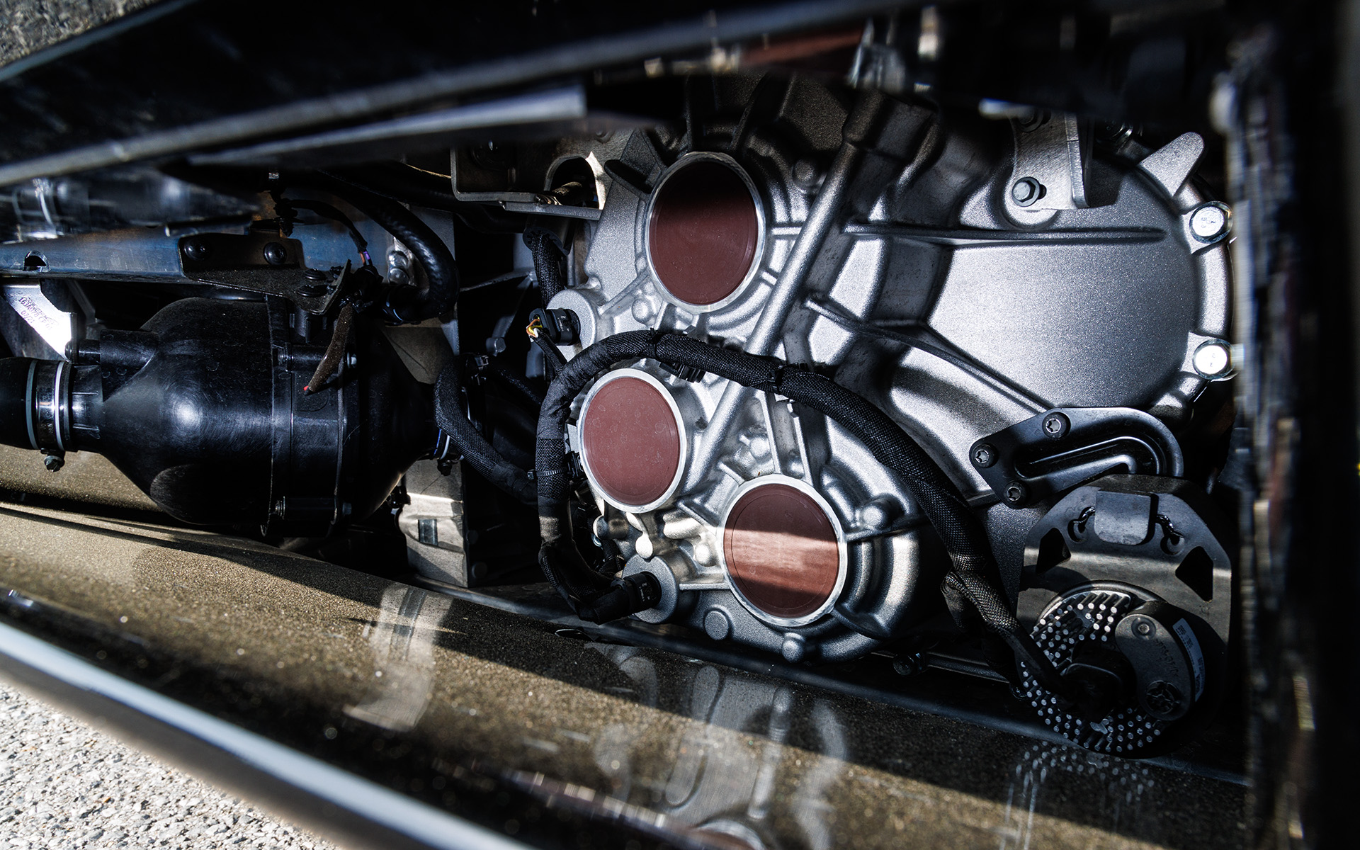 リアに縦置きされるV型6気筒 3.0リッターツインターボエンジンは最高出力585PS/7500rpm、最大トルク585Nm/2250-7000rpmを発生。モーターの最高出力は95PS、最大トルクは225Nmとなり、ハイパフォーマンス・ハイブリッドパワートレーンの合計最高出力は680PS、合計最大トルクは720Nmとなる。トランスミッションにはEモーターを内蔵する新しい8速ATが組み合わせられ、0-100km/h加速は3.0秒